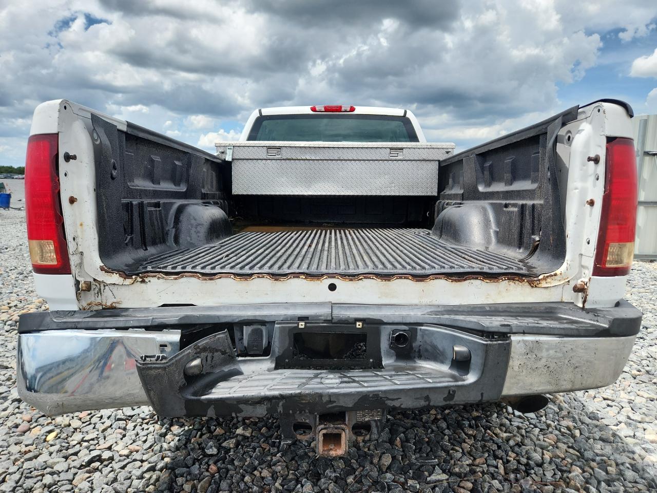2011 Gmc Sierra C2500 Heavy Duty White vin: 1GT21ZCG4BZ136181 Damage: Tailgate, Broken, Replacement Required