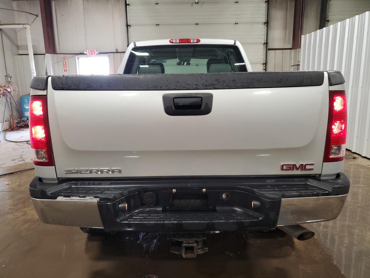 2013 Gmc Sierra K2500 Heavy Duty Silver vin: 1GT22ZCG6DZ305066 Damage: Rear Bumper Step Pad, Broken, Replacement Required