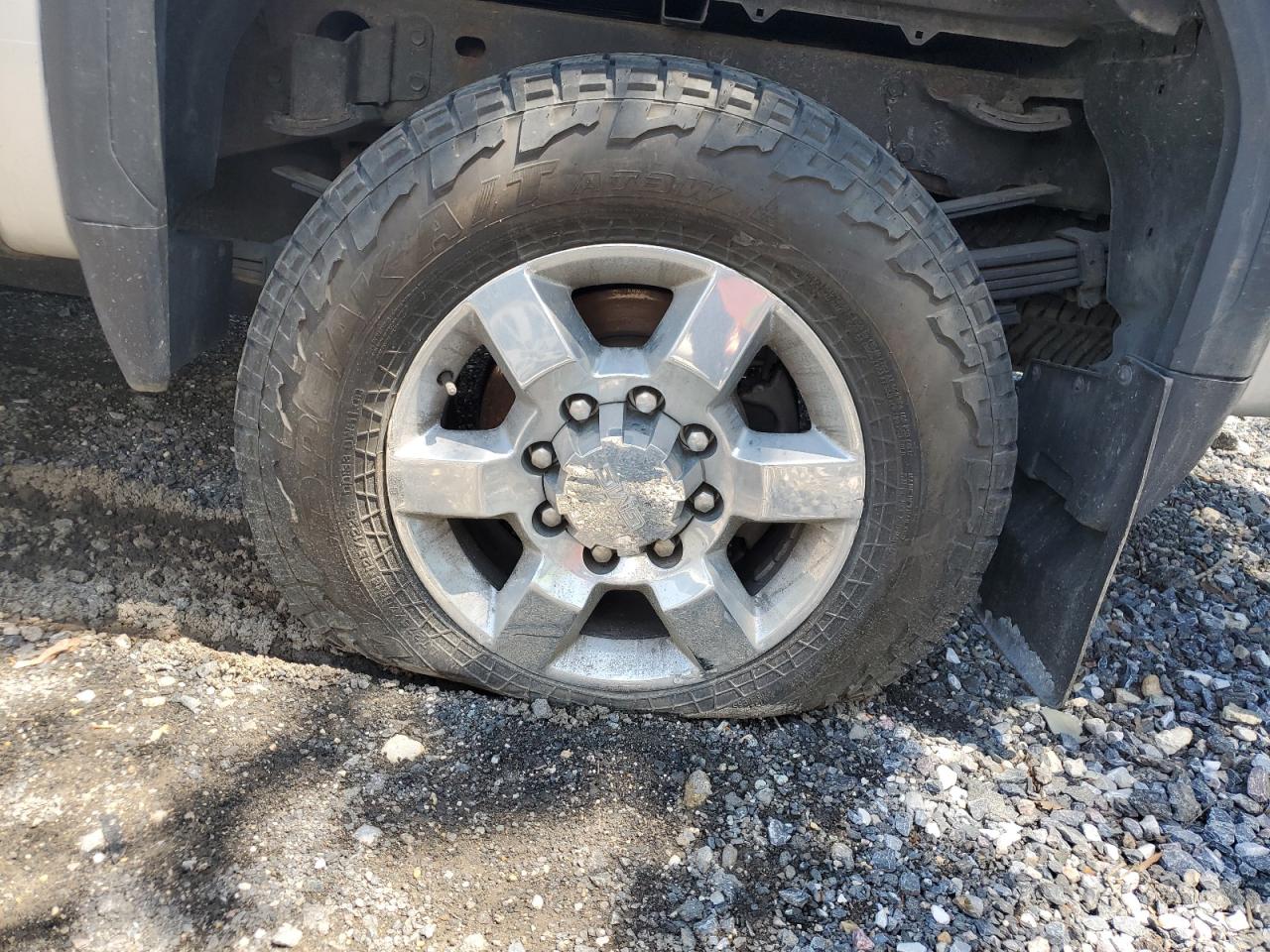 2021 Gmc Sierra K3500 Silver vin: 1GT49SE73MF105014 Damage: Left Rear Tire, Separated, Replacement Required