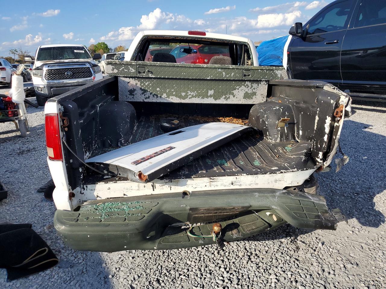 1999 Gmc Sonoma White vin: 1GTCS1944XK519540