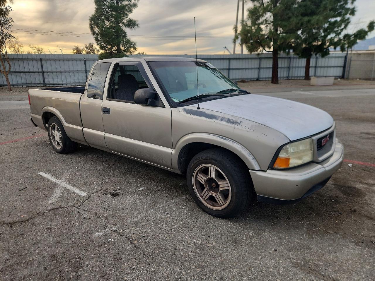 1999 Gmc Sonoma Gold vin: 1GTCS19X3X8501182