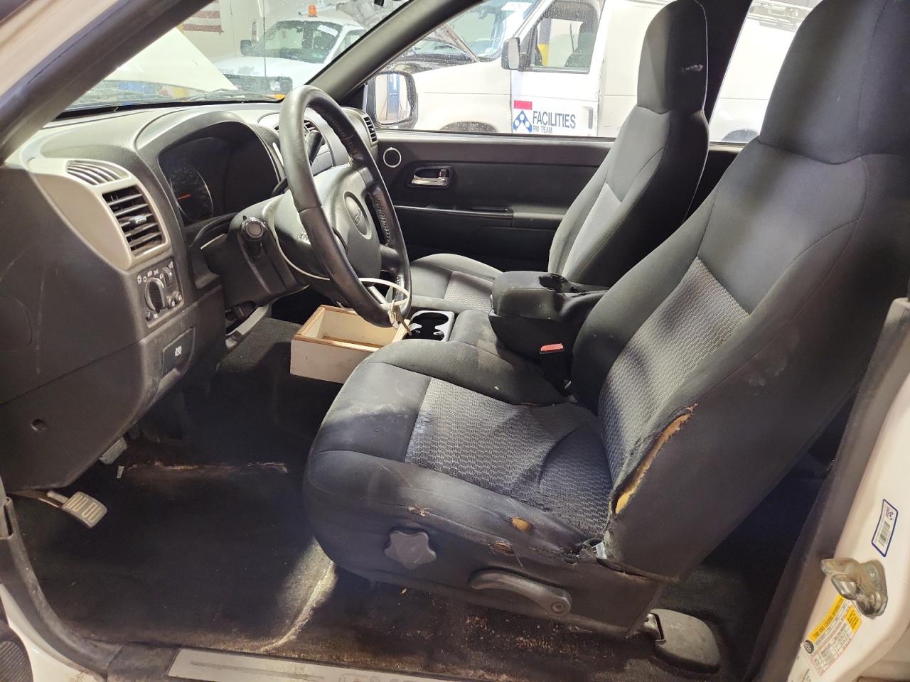 2008 Gmc Canyon Sle White vin: 1GTCS339688190810 Damage: Left Front Seat, Torn, > 12 Inches