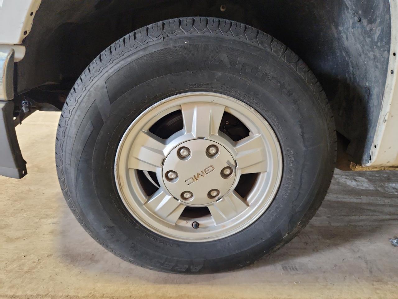 2008 Gmc Canyon Sle White vin: 1GTCS339688190810 Damage: Left Front Wheel, Curb Rash, 6 To 7 Inches