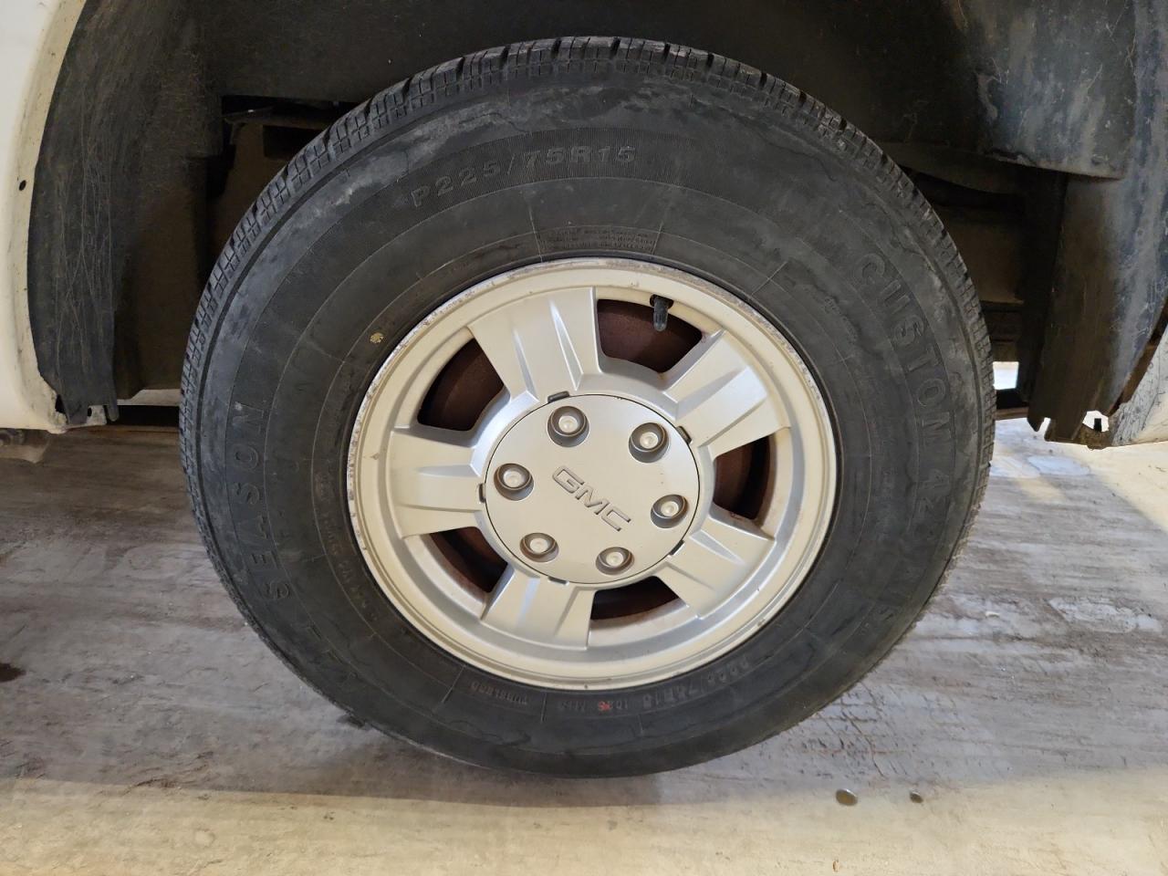 2008 Gmc Canyon Sle White vin: 1GTCS339688190810 Damage: Left Rear Wheel, Curb Rash, > 12 Inches