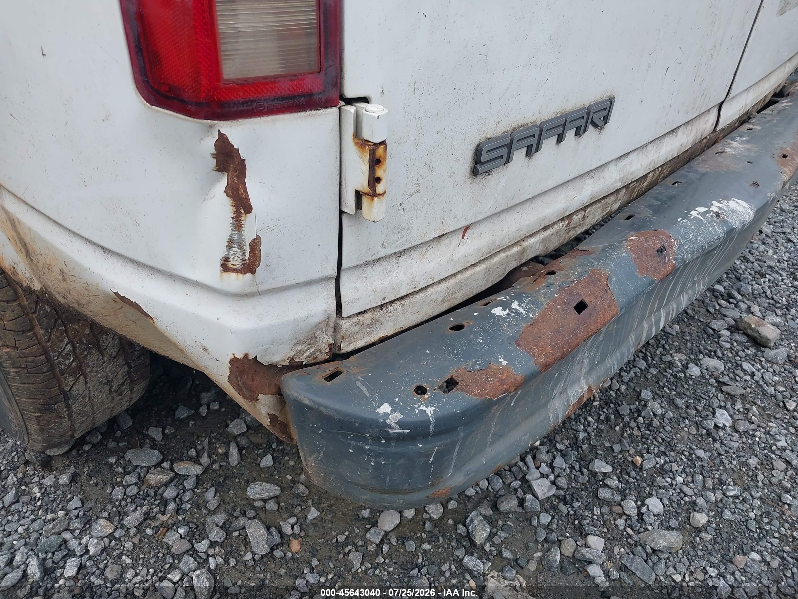 2005 Gmc Safari Standard White vin: 1GTDM19X55B507435
