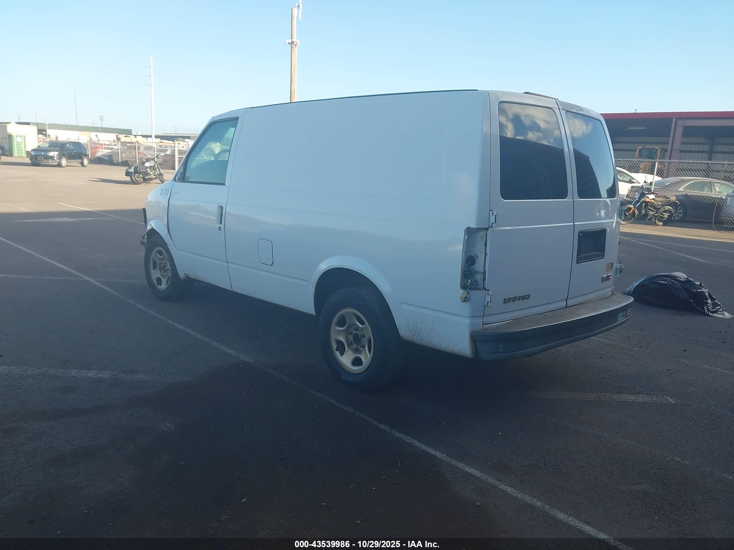 2005 Gmc Safari Standard White vin: 1GTDM19X75B504276