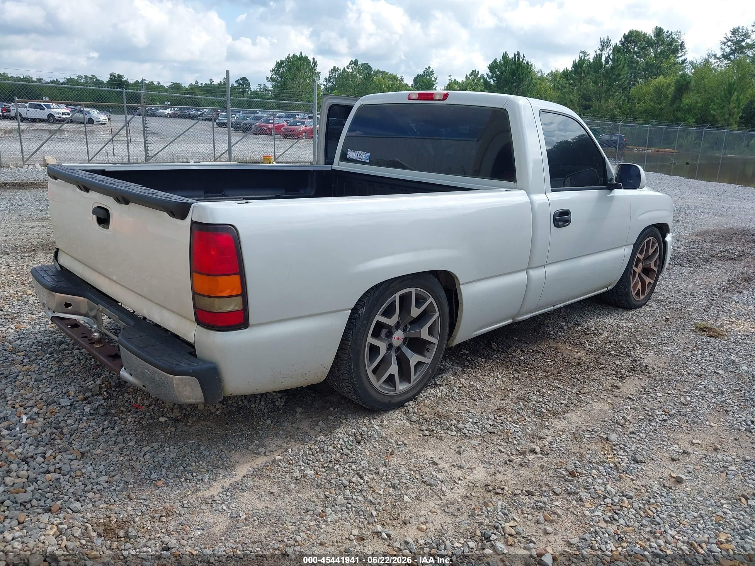 2003 Gmc Sierra 1500   White vin: 1GTEC14V53Z341127