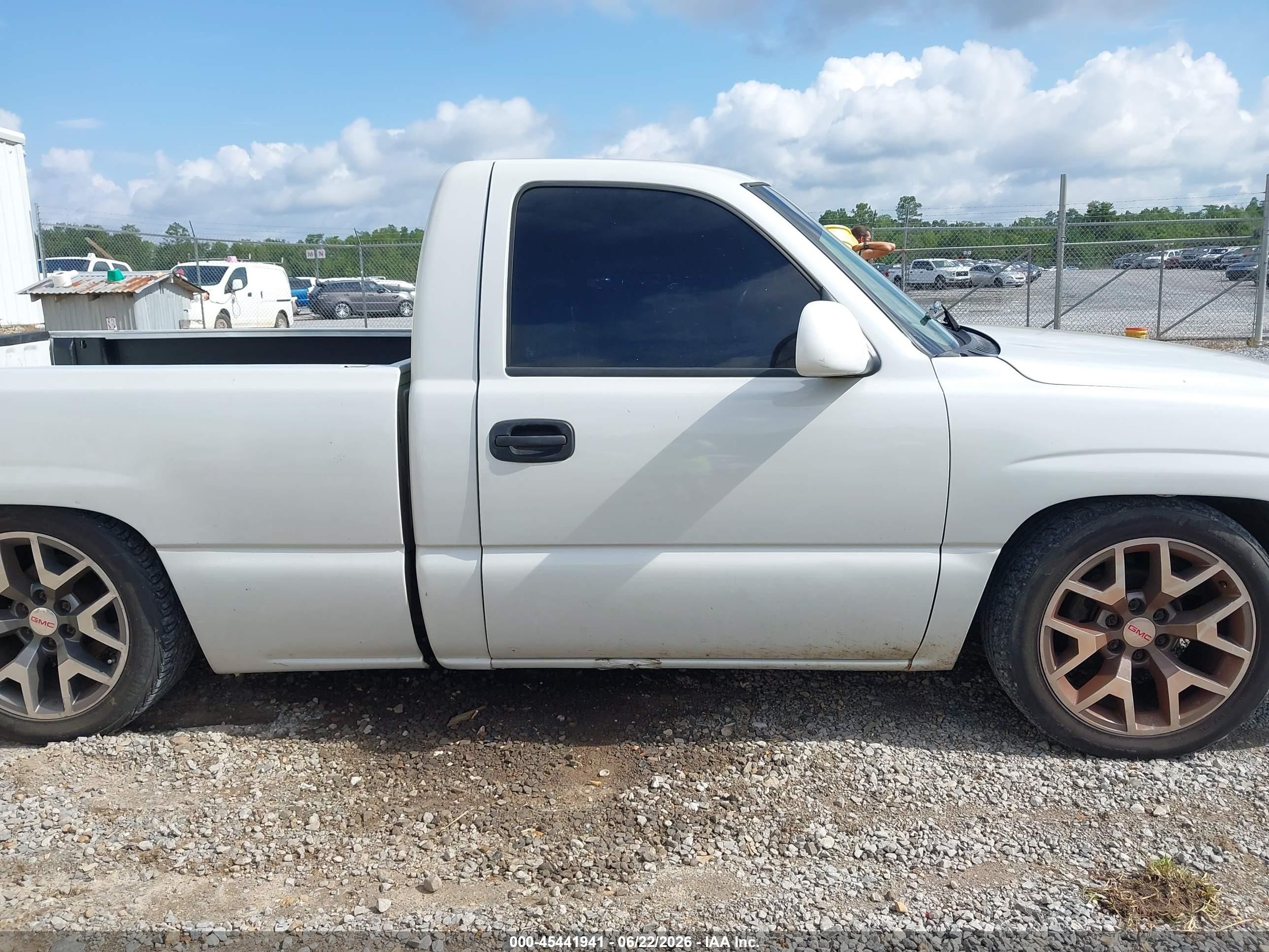 2003 Gmc Sierra 1500   White vin: 1GTEC14V53Z341127