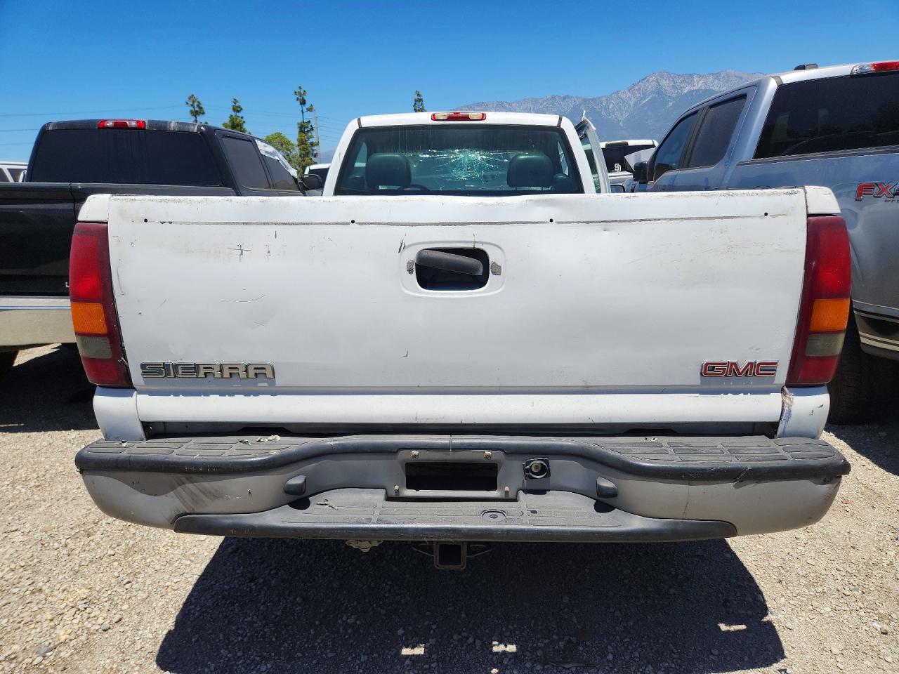 2002 Gmc New Sierra C1500 White vin: 1GTEC14V62E137796