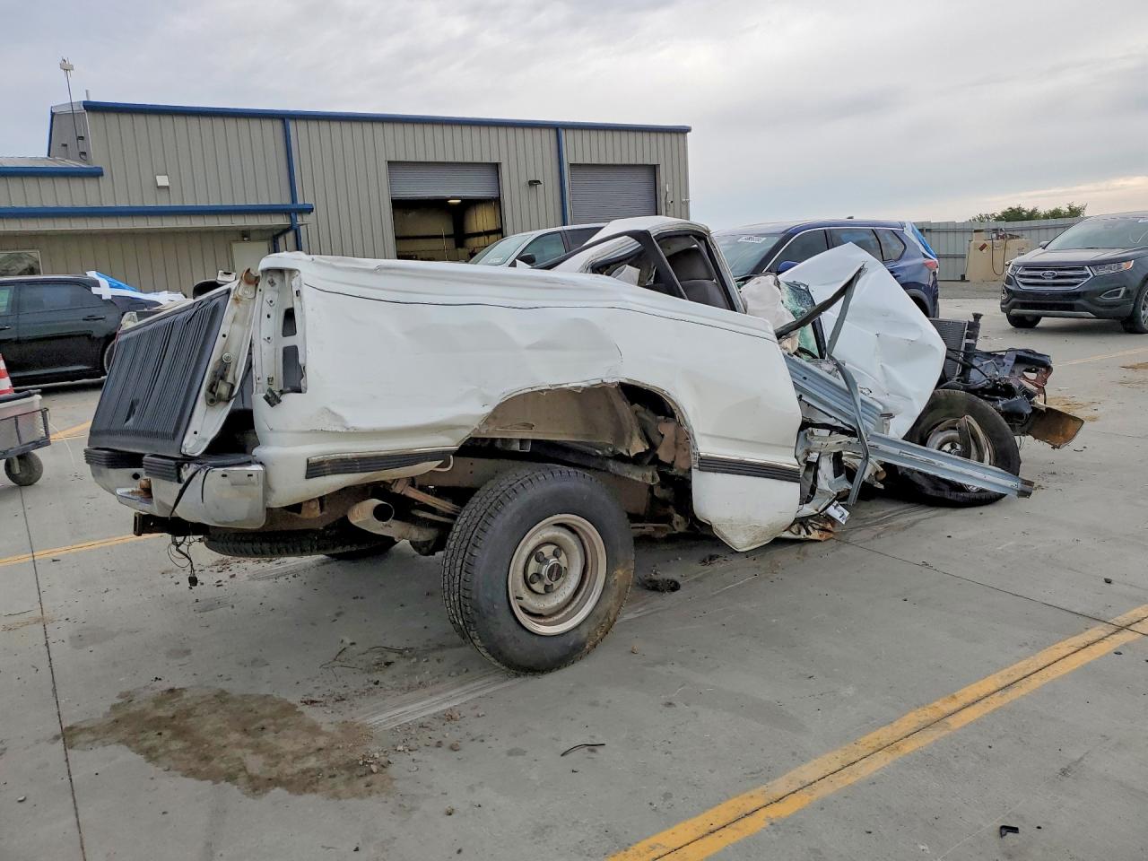 1998 Gmc Sierra C1500 White vin: 1GTEC14W9WZ552067