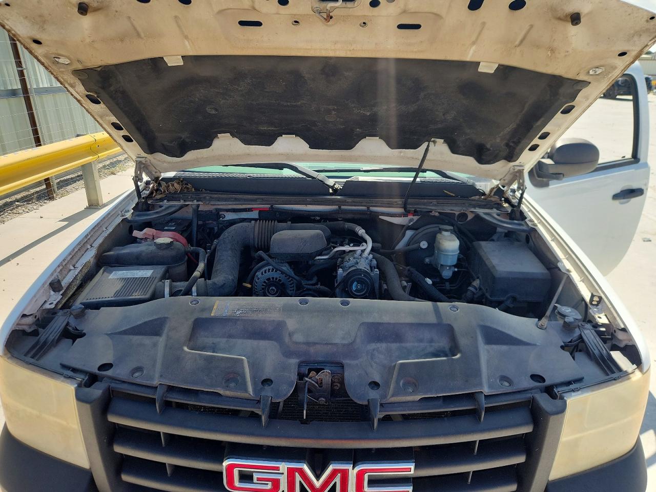 2008 Gmc Sierra C1500 White vin: 1GTEC14X38Z294723