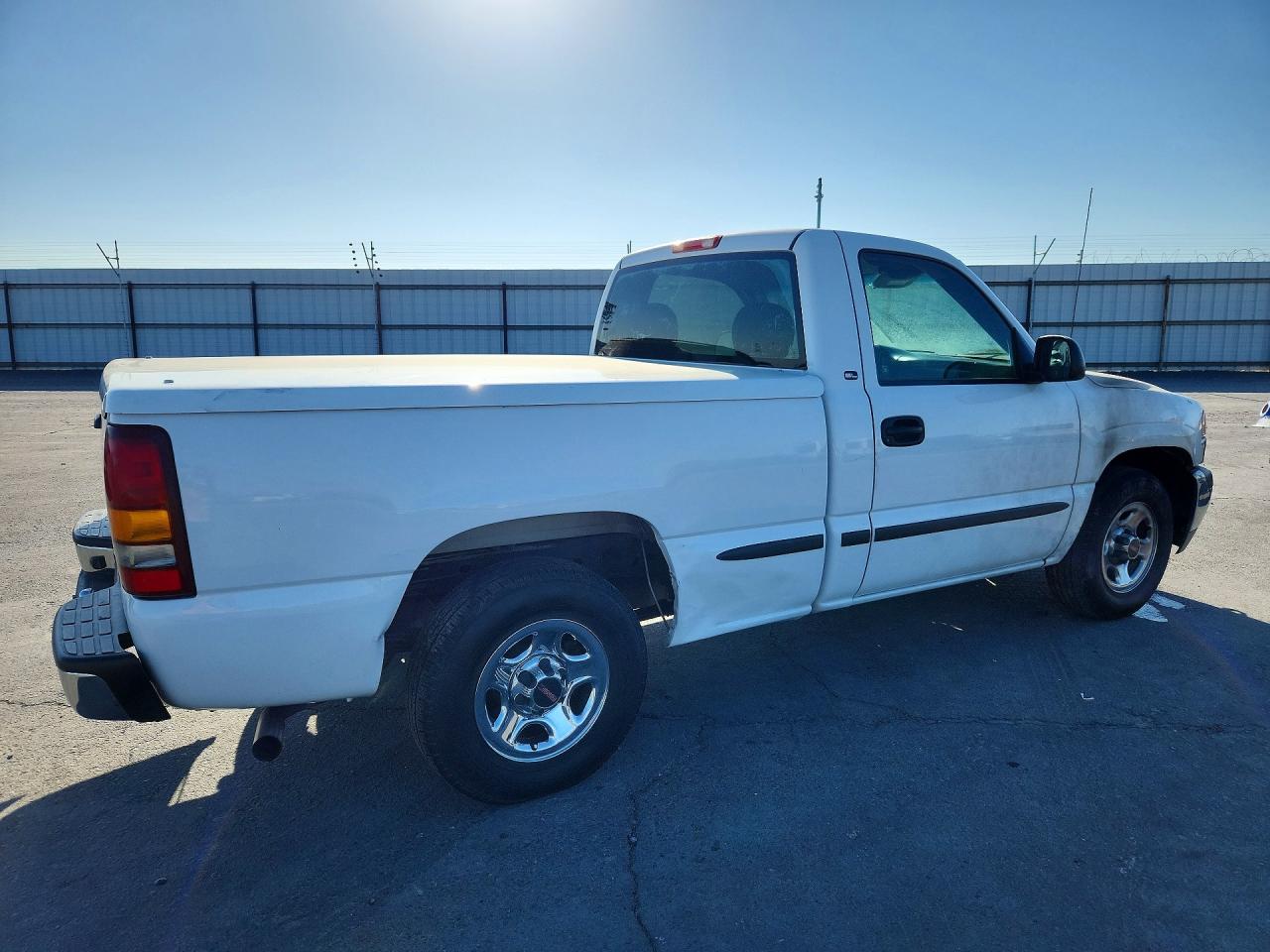 2002 Gmc New Sierra C1500 White vin: 1GTEC14X42Z173433