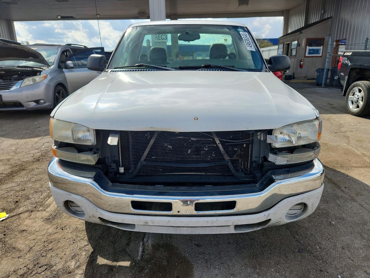 2005 Gmc New Sierra C1500 White vin: 1GTEC14X65Z319870