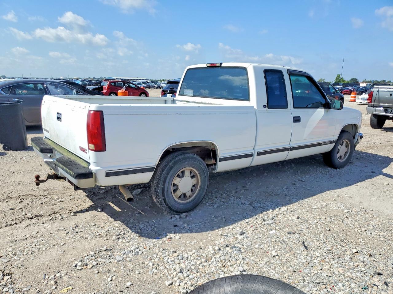 1998 Gmc Sierra C1500 White vin: 1GTEC19M9WE547658