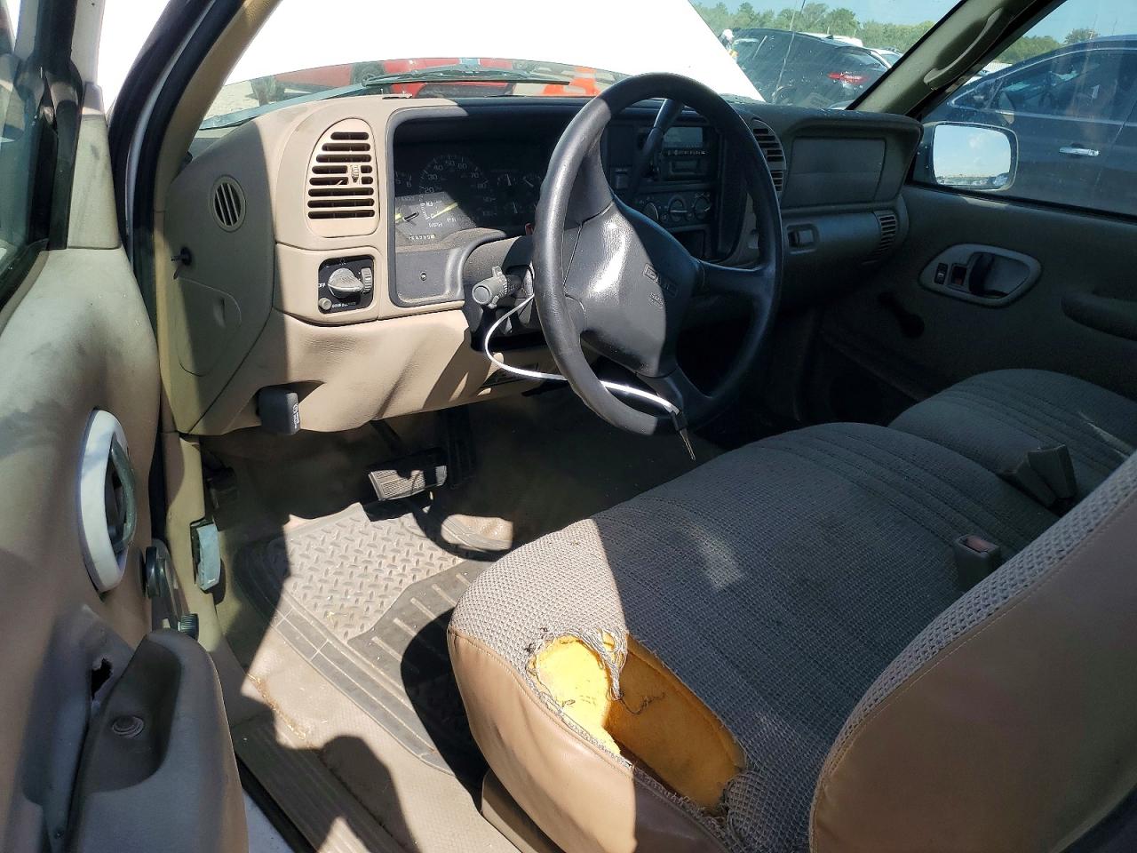1998 Gmc Sierra C1500 White vin: 1GTEC19M9WE547658