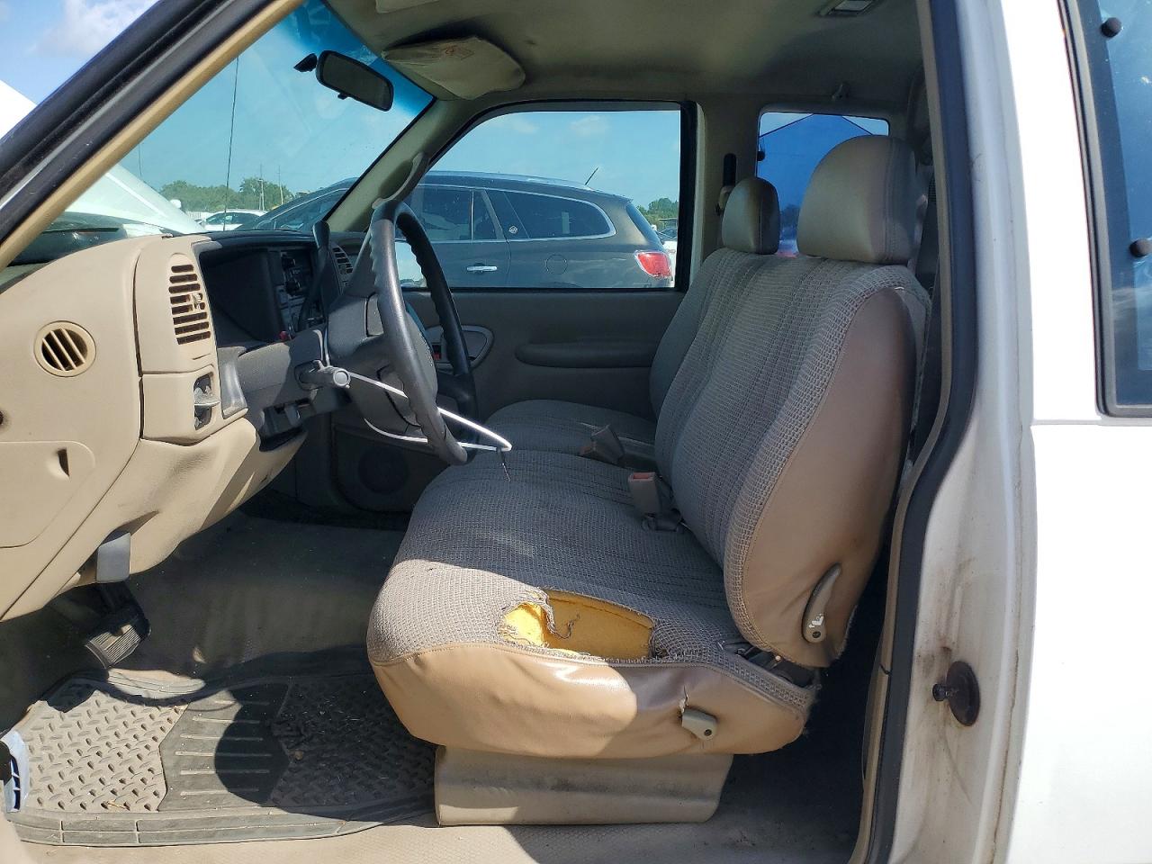 1998 Gmc Sierra C1500 White vin: 1GTEC19M9WE547658
