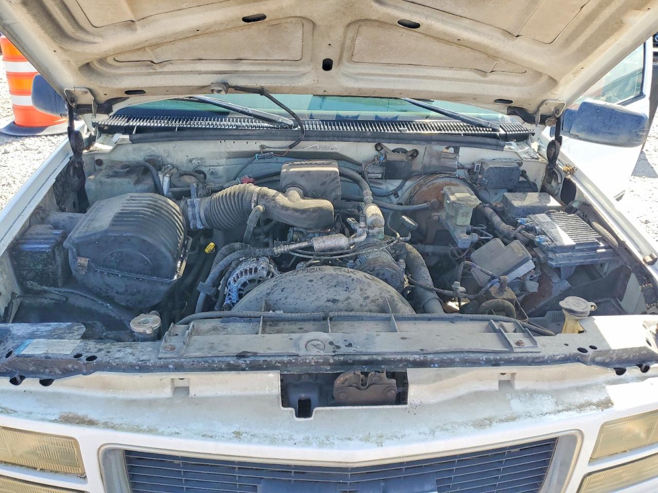 1998 Gmc Sierra C1500 White vin: 1GTEC19M9WE547658