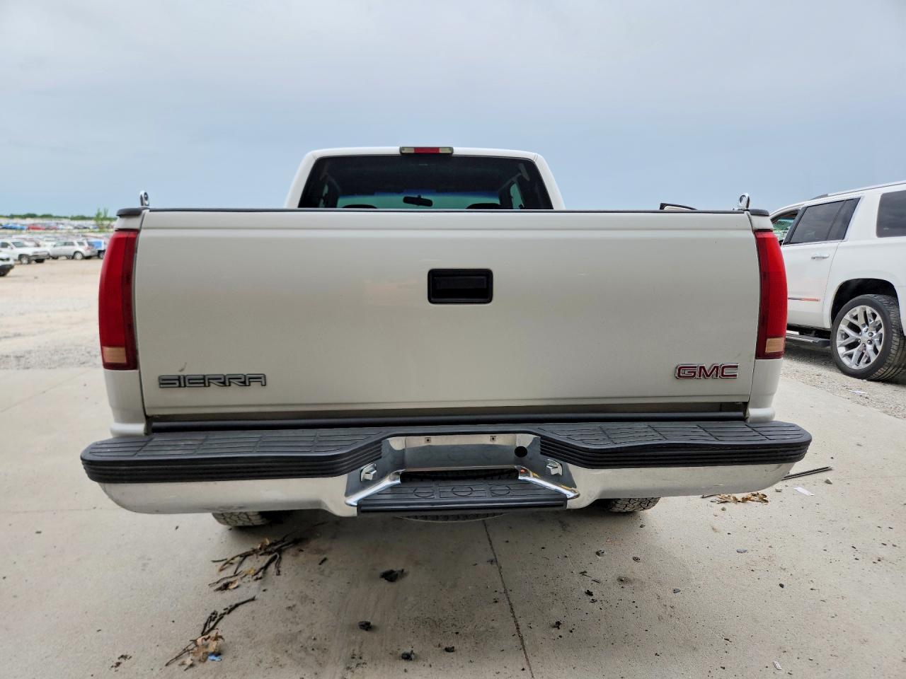 1998 Gmc Sierra C1500 White vin: 1GTEC19W8WE502390