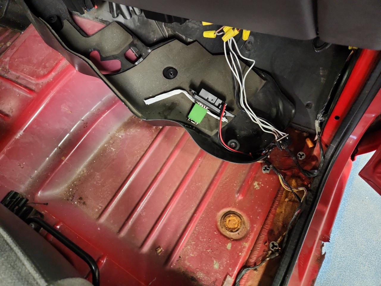 2006 Gmc New Sierra K1500 Red vin: 1GTEK19Z46Z263572 Damage: Right Front Carpet, Missing, Replacement Required