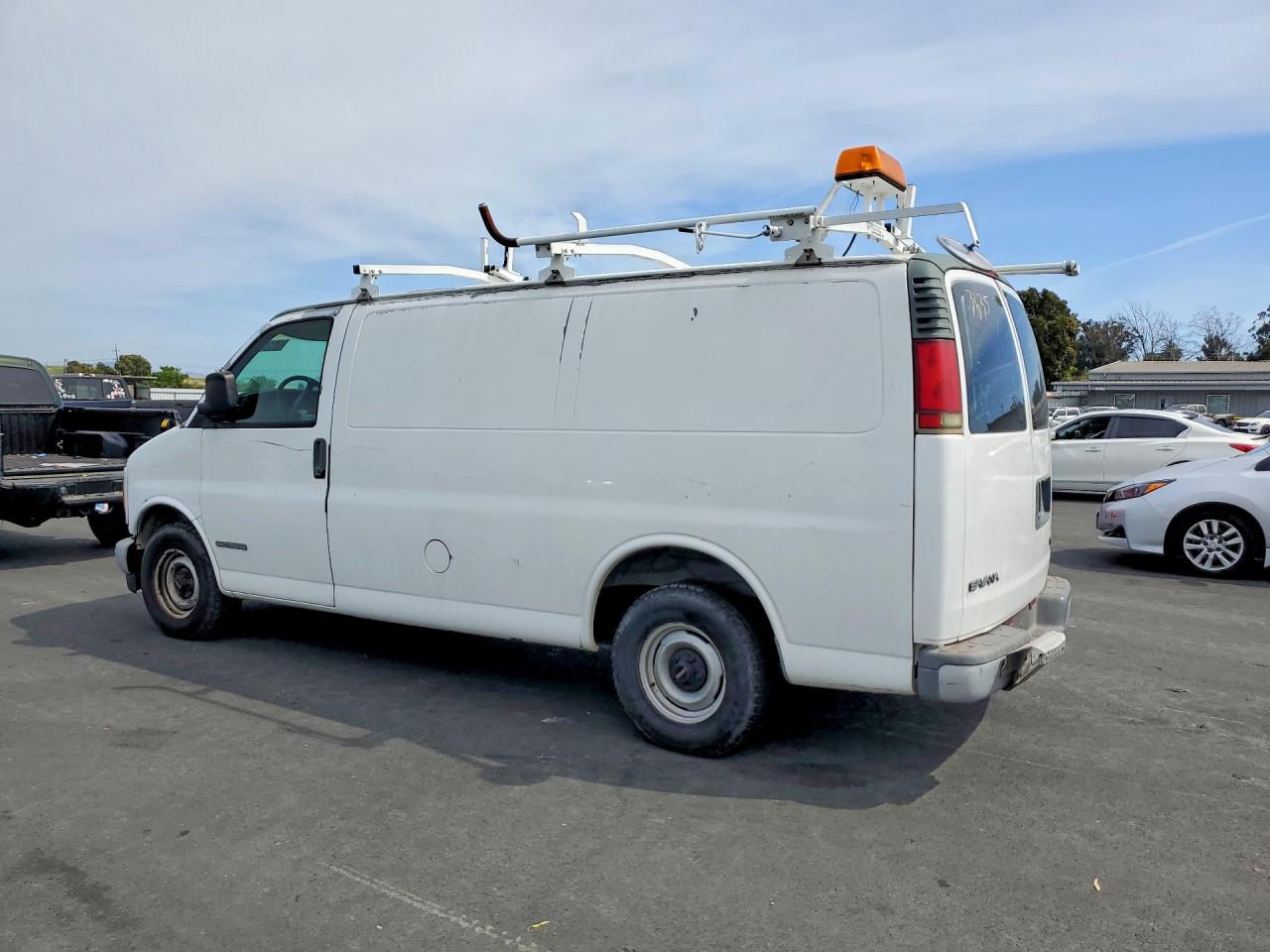 2002 Gmc Savana G1500 White vin: 1GTFG15W821223635