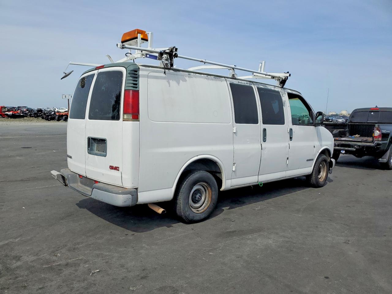 2002 Gmc Savana G1500 White vin: 1GTFG15W821223635
