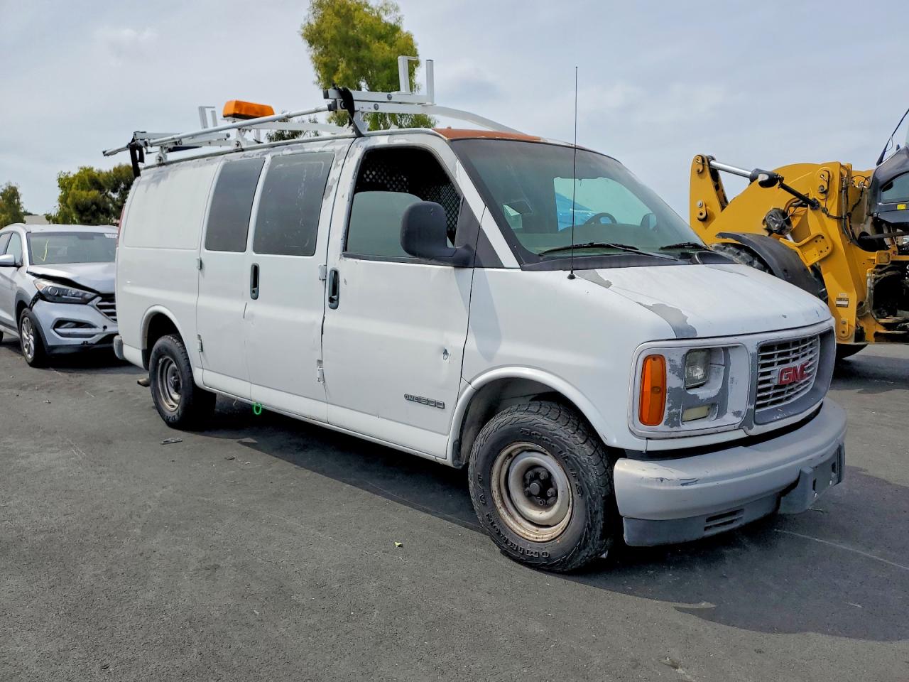 2002 Gmc Savana G1500 White vin: 1GTFG15W821223635