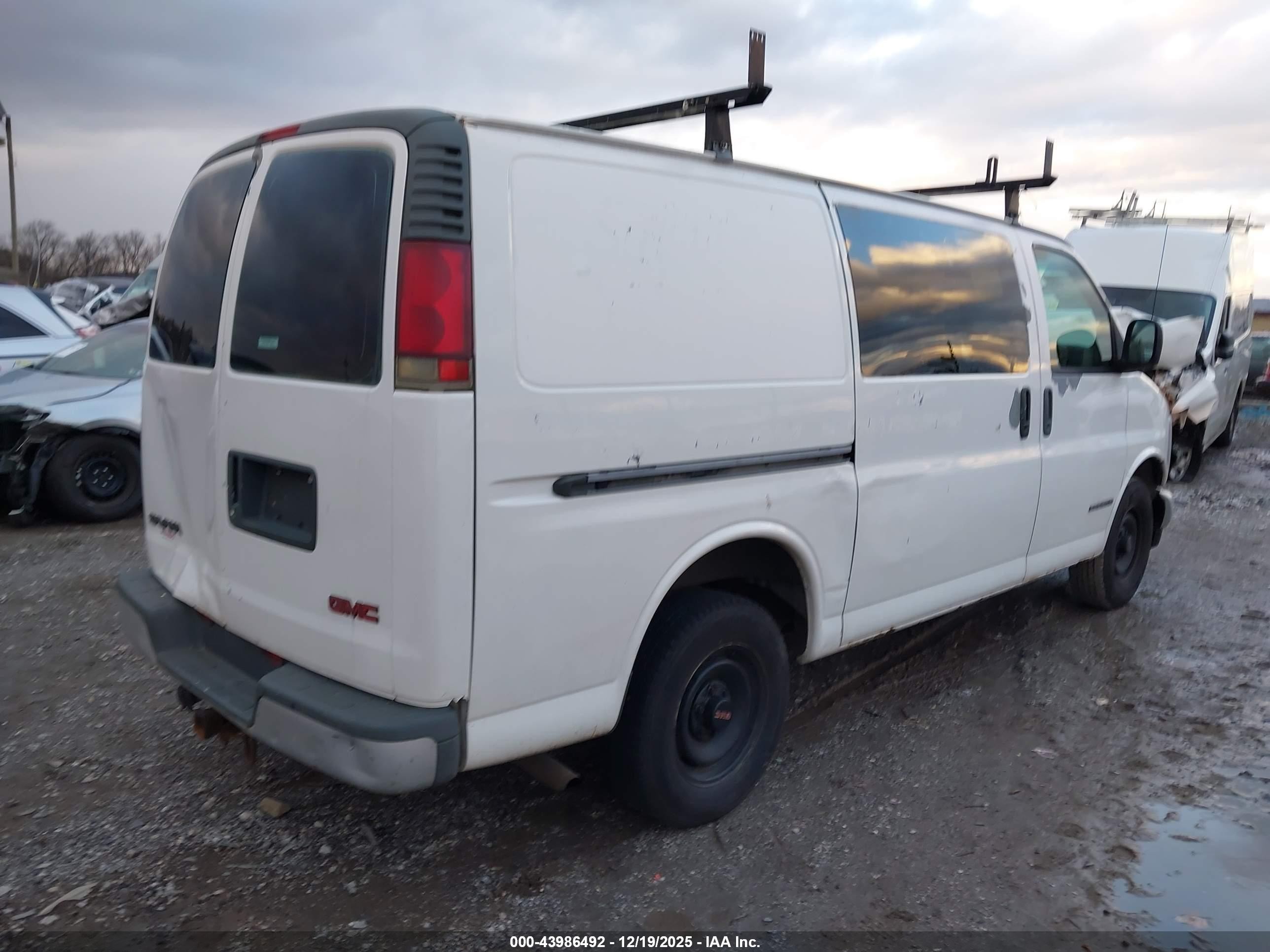 2002 Gmc Savana Standard White vin: 1GTFG25M021108855