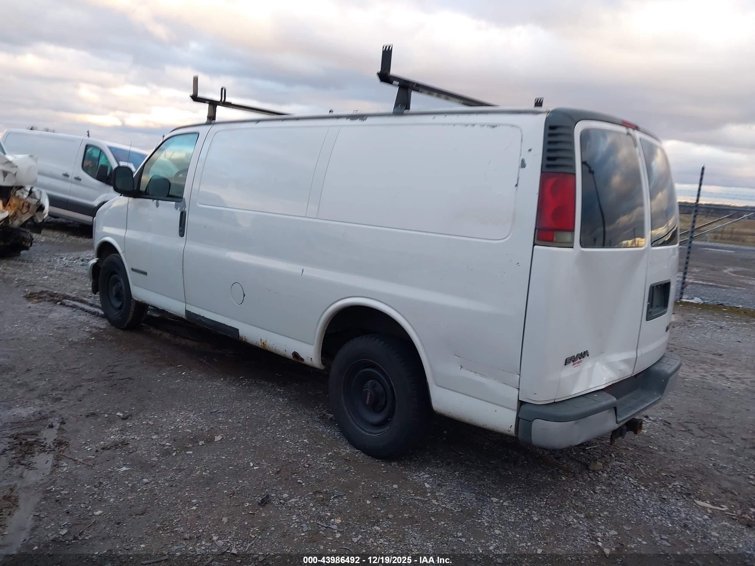 2002 Gmc Savana Standard White vin: 1GTFG25M021108855