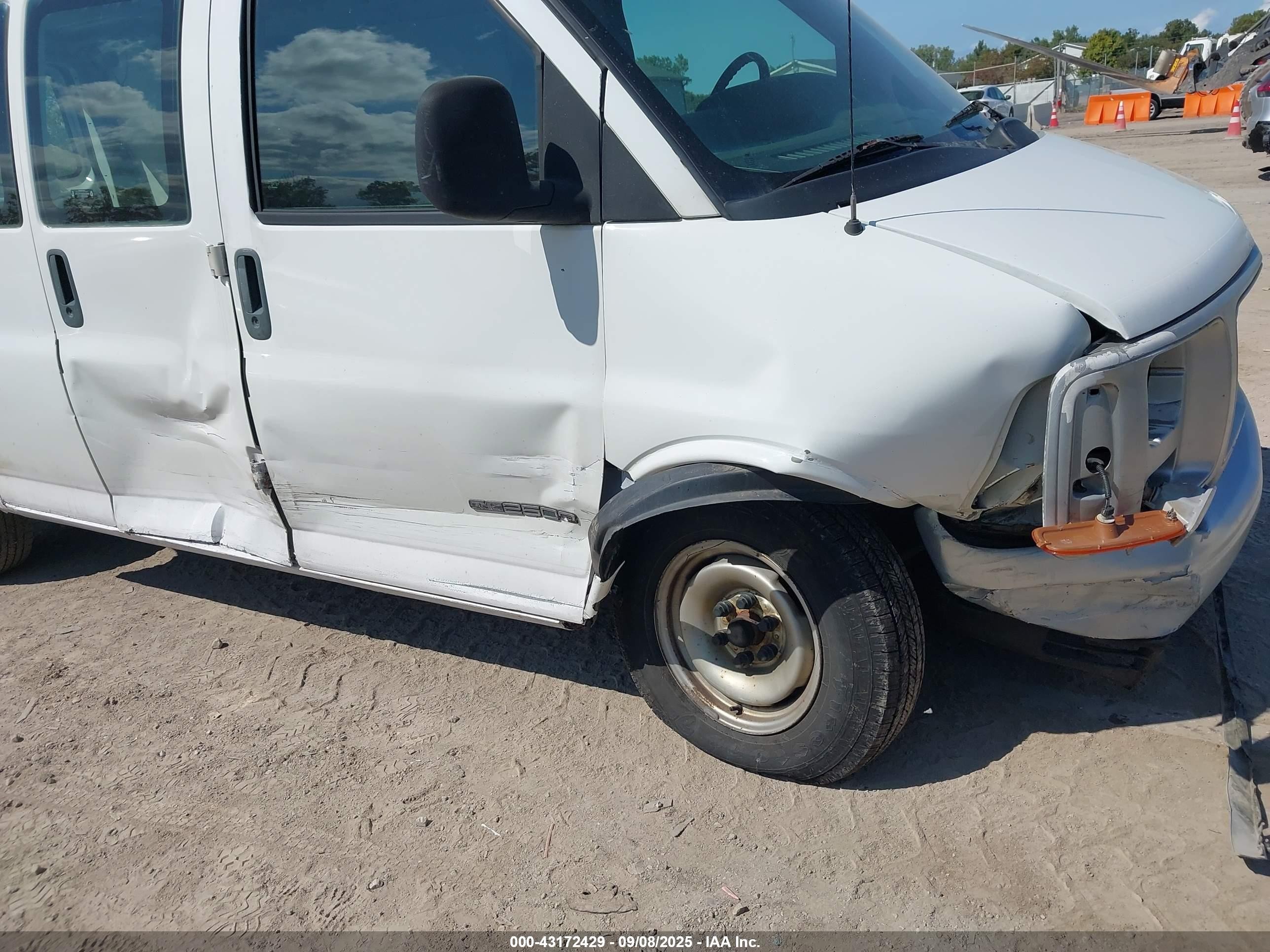 2002 Gmc Savana Standard White vin: 1GTFG25MX21153088