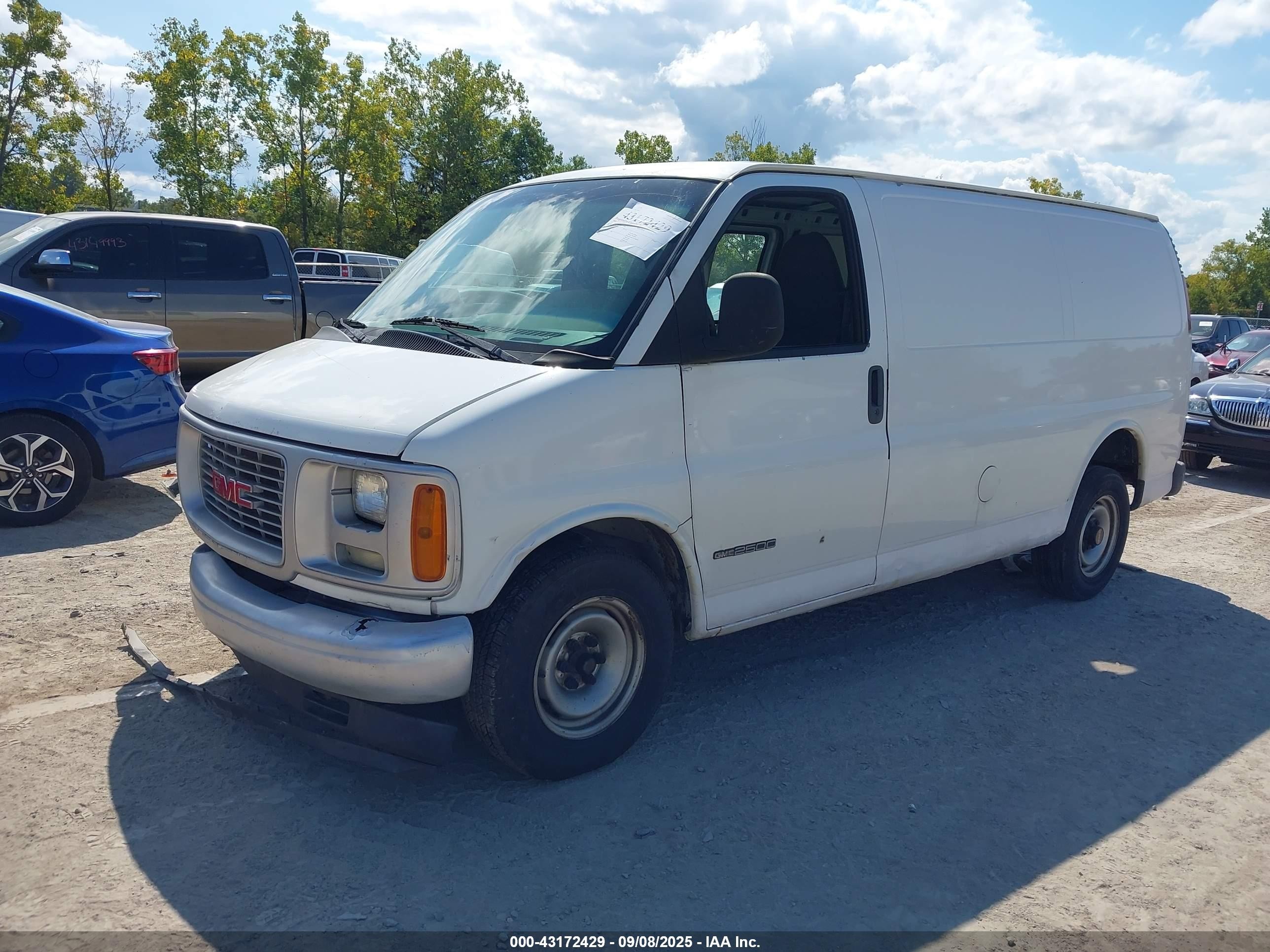 2002 Gmc Savana Standard White vin: 1GTFG25MX21153088