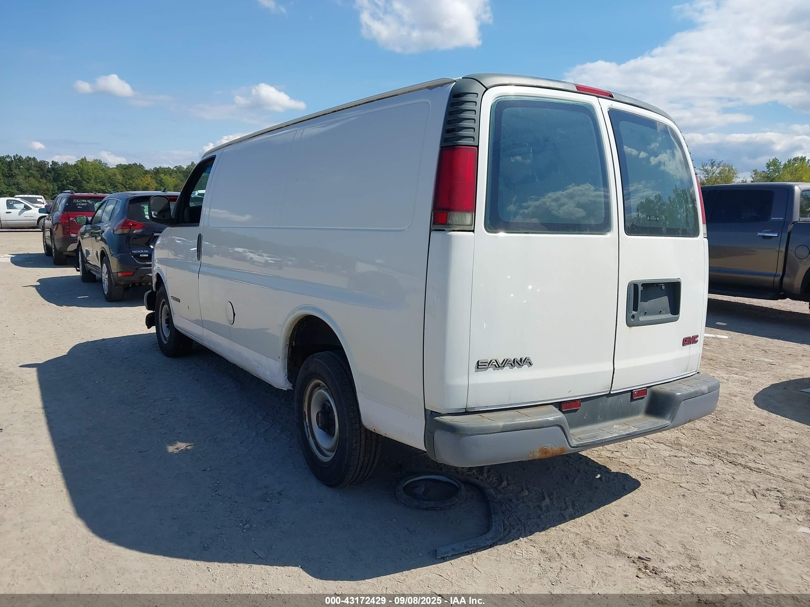 2002 Gmc Savana Standard White vin: 1GTFG25MX21153088