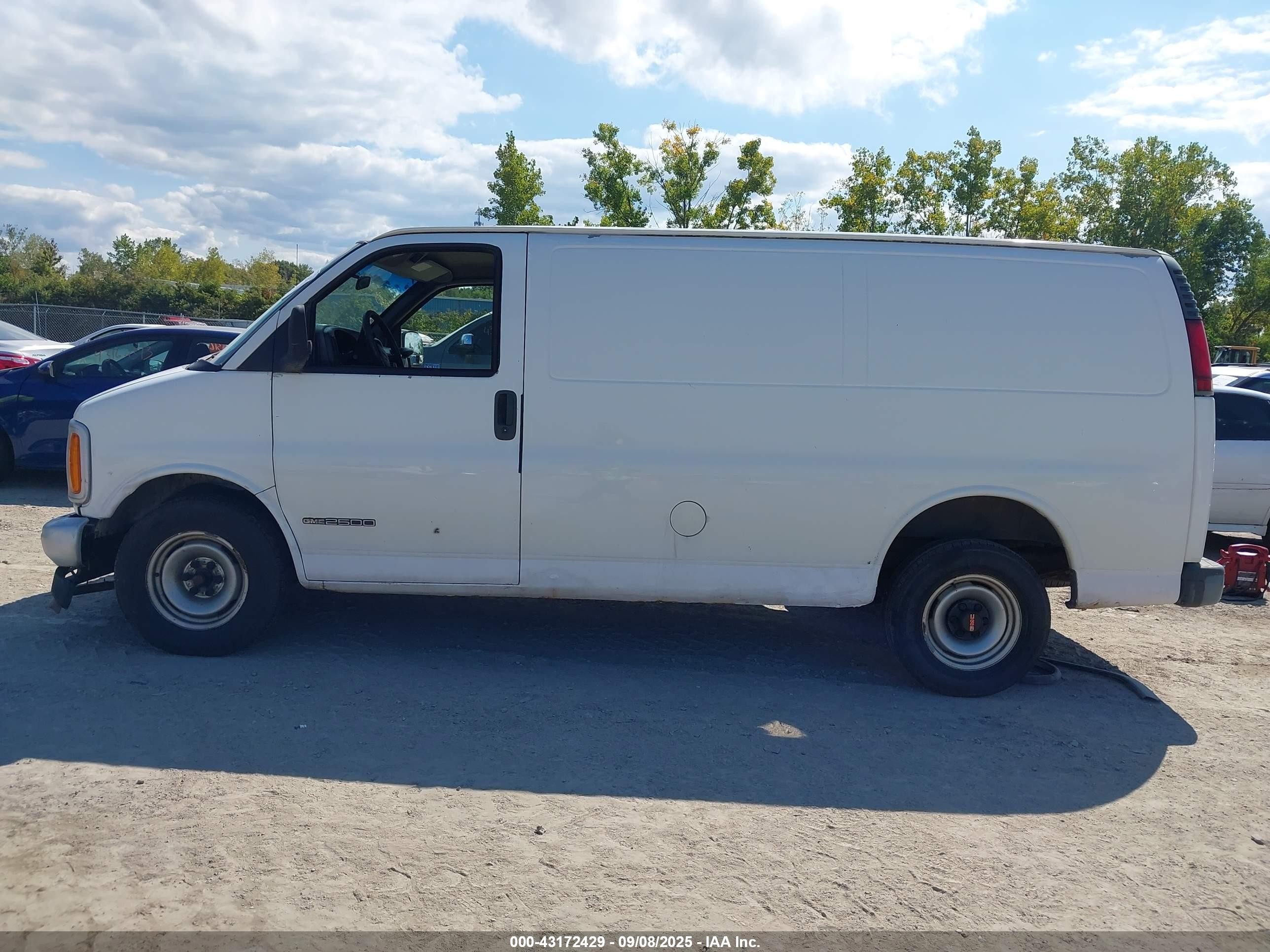 2002 Gmc Savana Standard White vin: 1GTFG25MX21153088