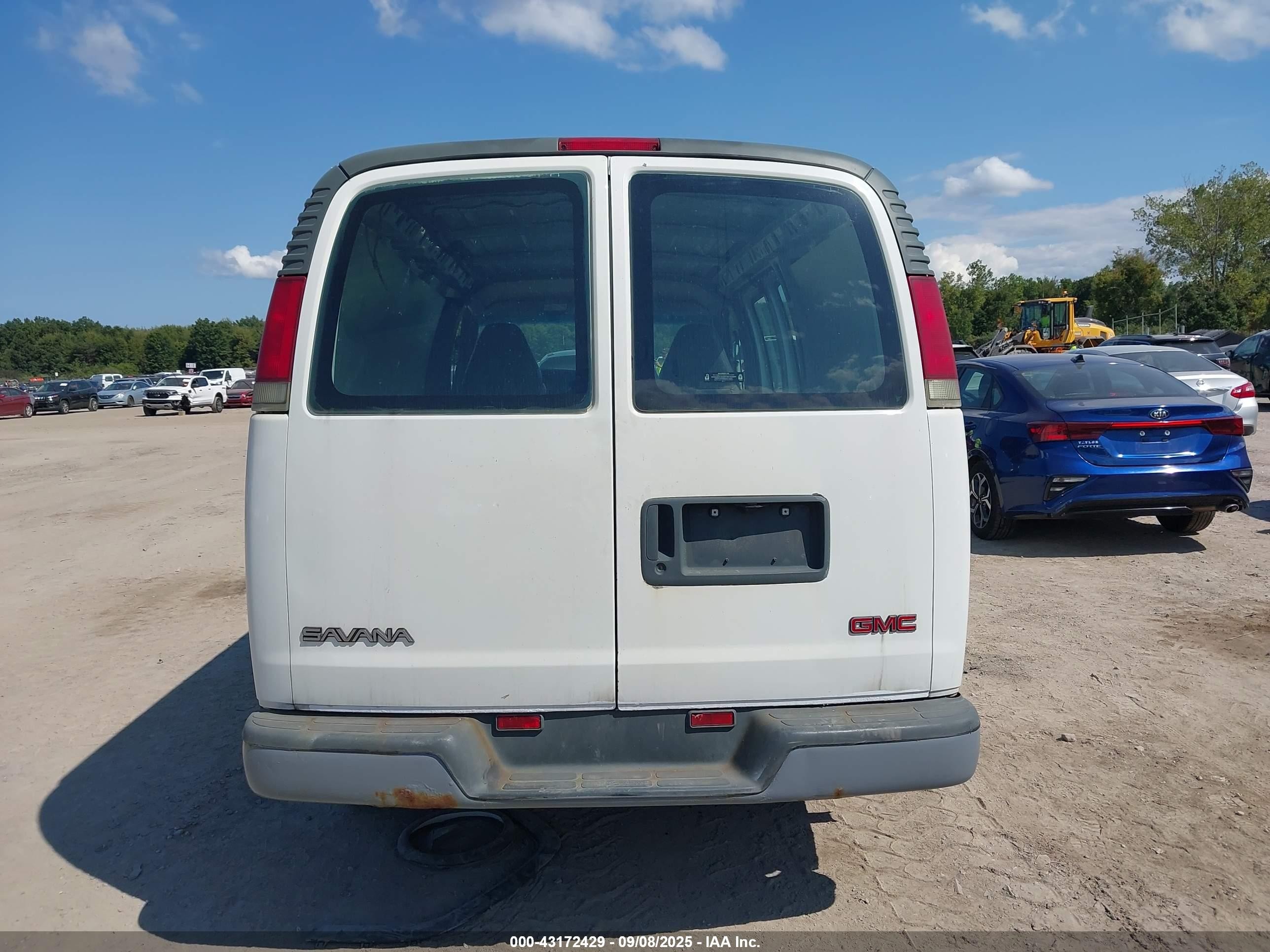 2002 Gmc Savana Standard White vin: 1GTFG25MX21153088