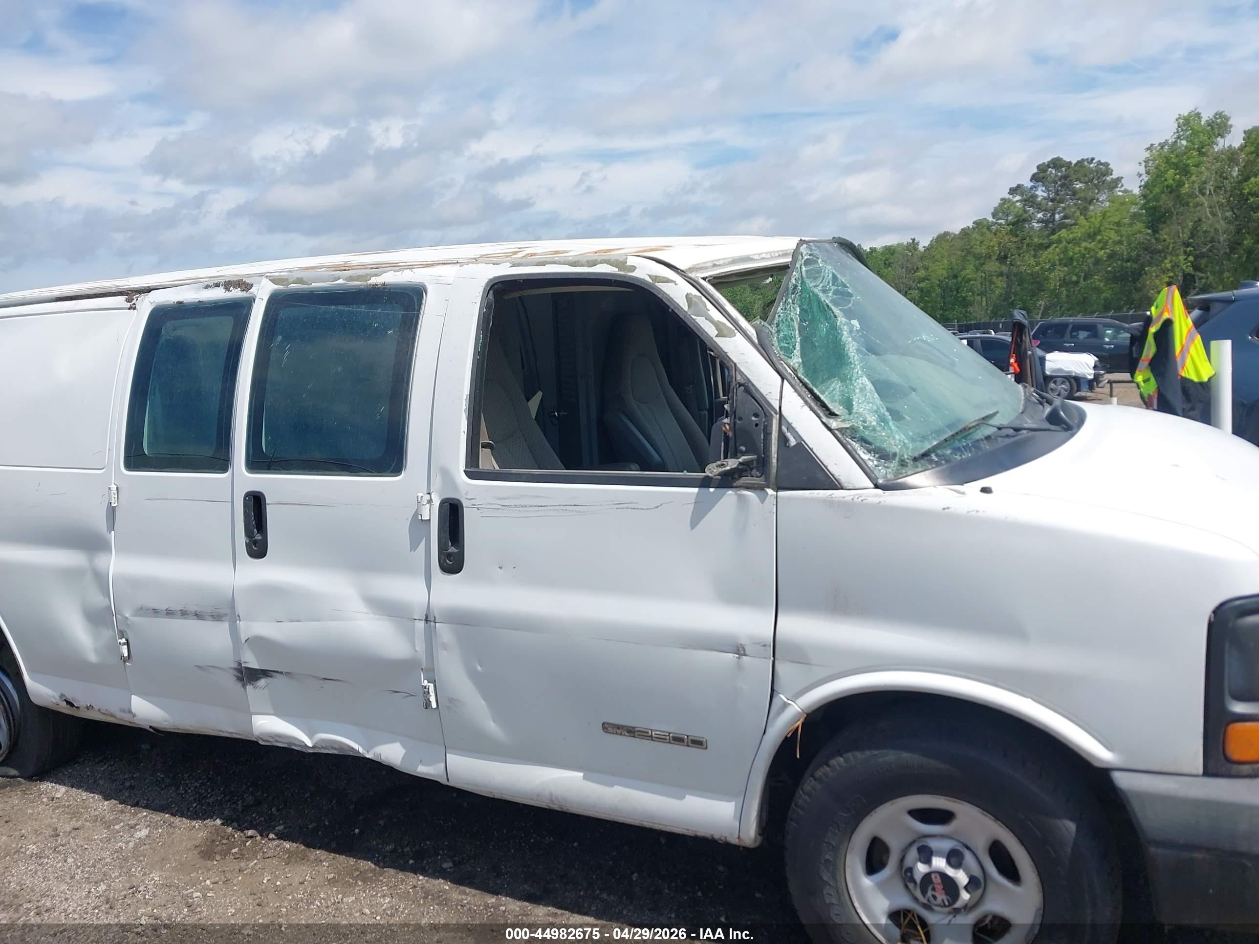 2005 Gmc Savana Standard White vin: 1GTFG29X151101177