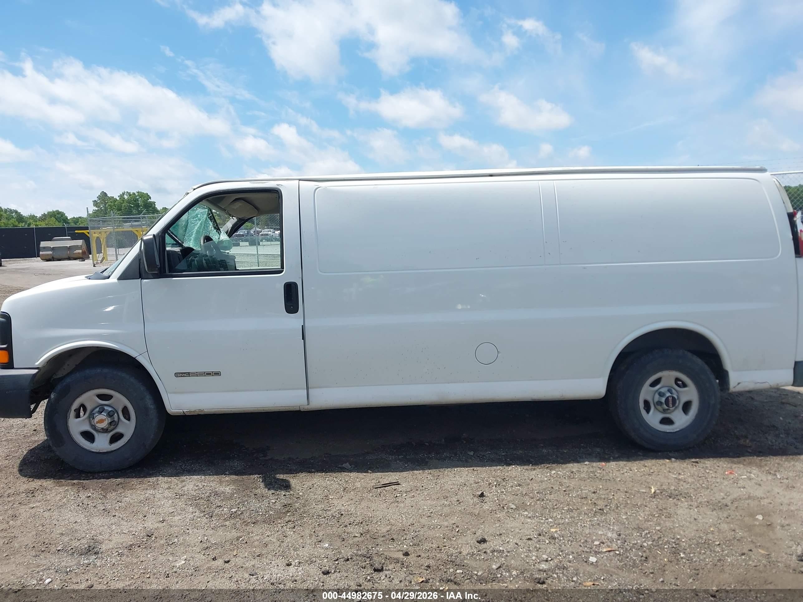 2005 Gmc Savana Standard White vin: 1GTFG29X151101177