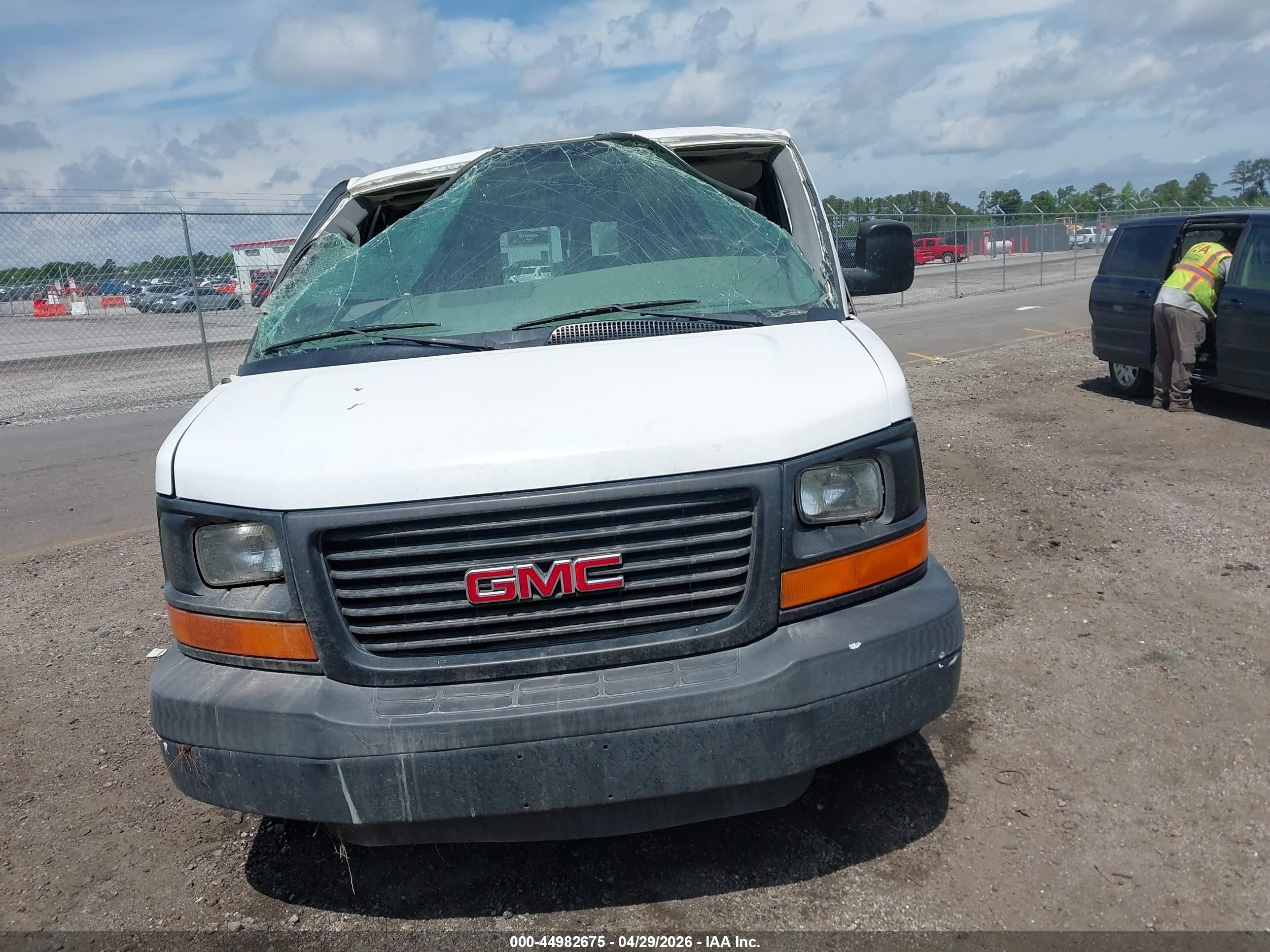 2005 Gmc Savana Standard White vin: 1GTFG29X151101177