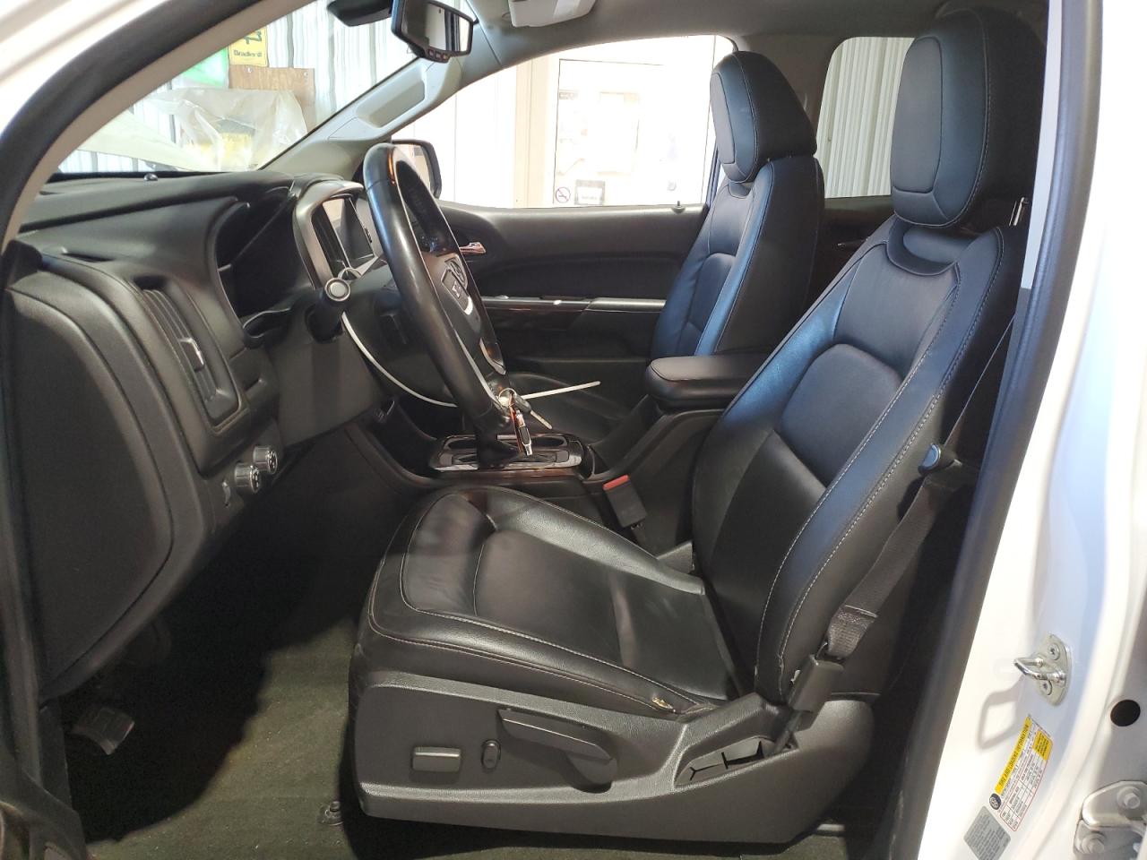 2015 Gmc Canyon Slt White vin: 1GTG6CE33F1267167 Damage: Left Front Seat Cushion, Torn, 4 To 5 Inches