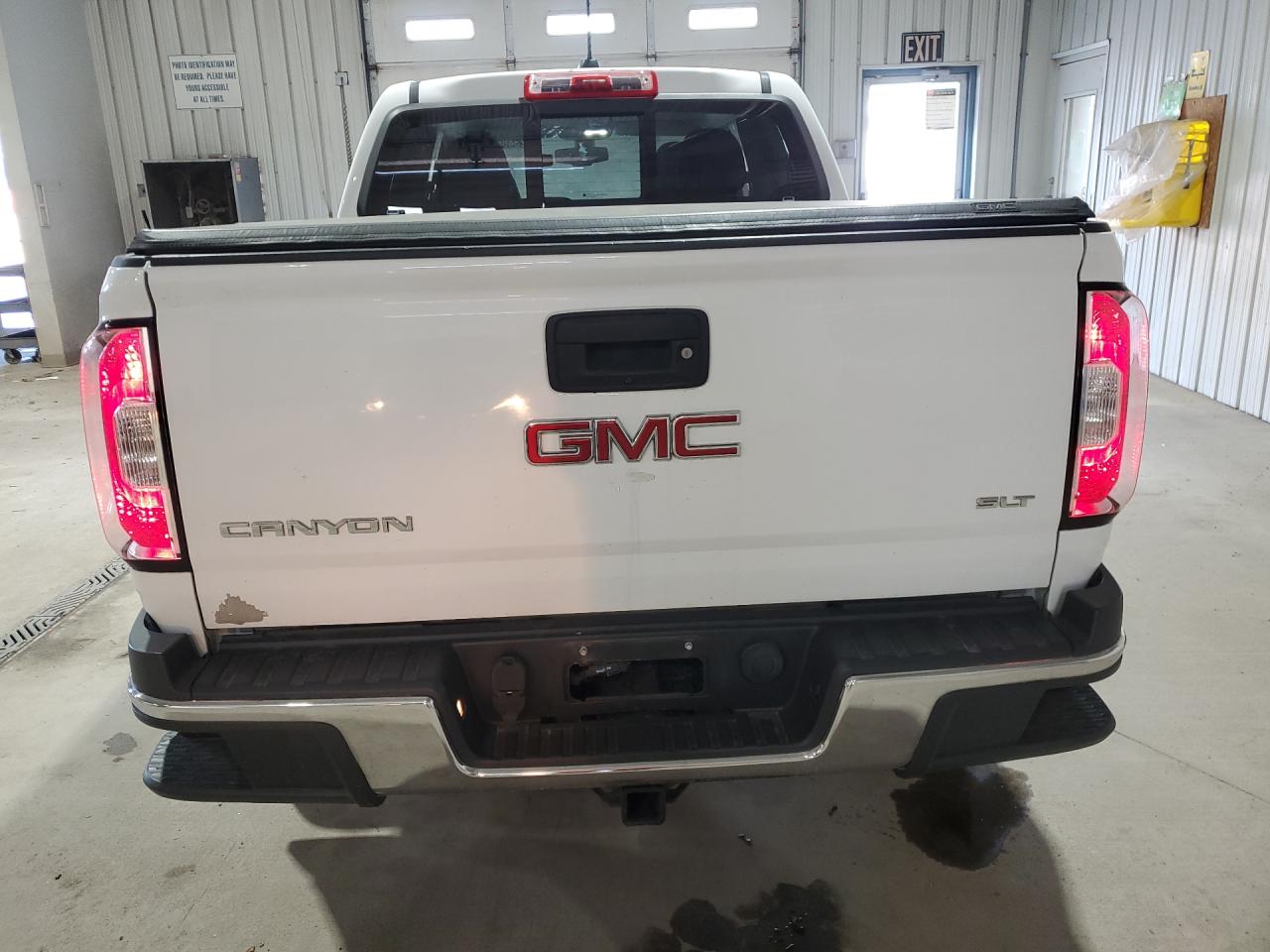 2015 Gmc Canyon Slt White vin: 1GTG6CE33F1267167 Damage: Tailgate, Peeling, 6 To 7 Inches