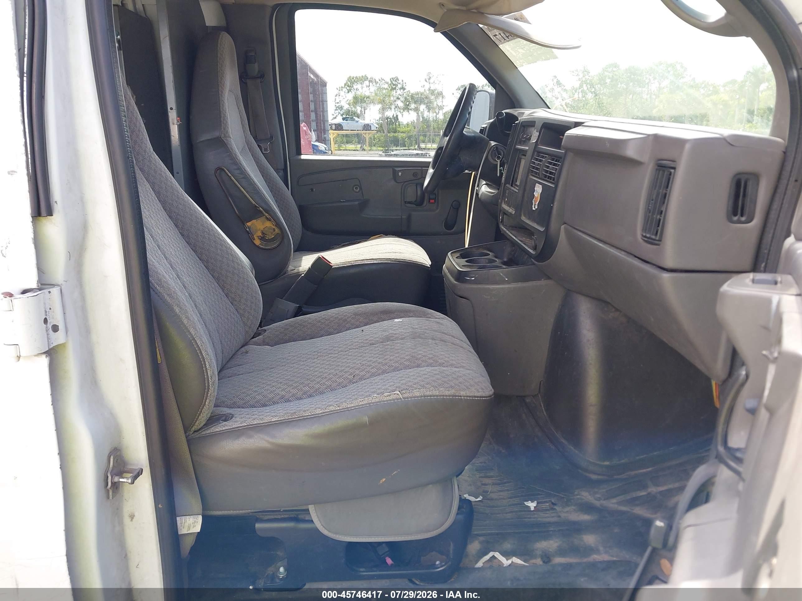 2005 Gmc Savana Standard White vin: 1GTGG25V651179561