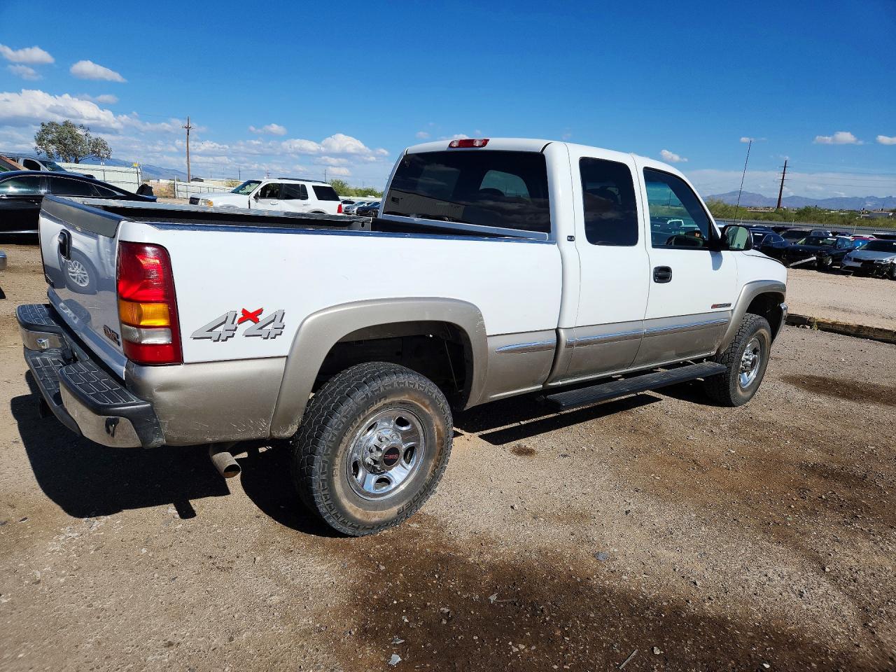 2000 Gmc New Sierra K2500 White vin: 1GTGK29U2YZ112848