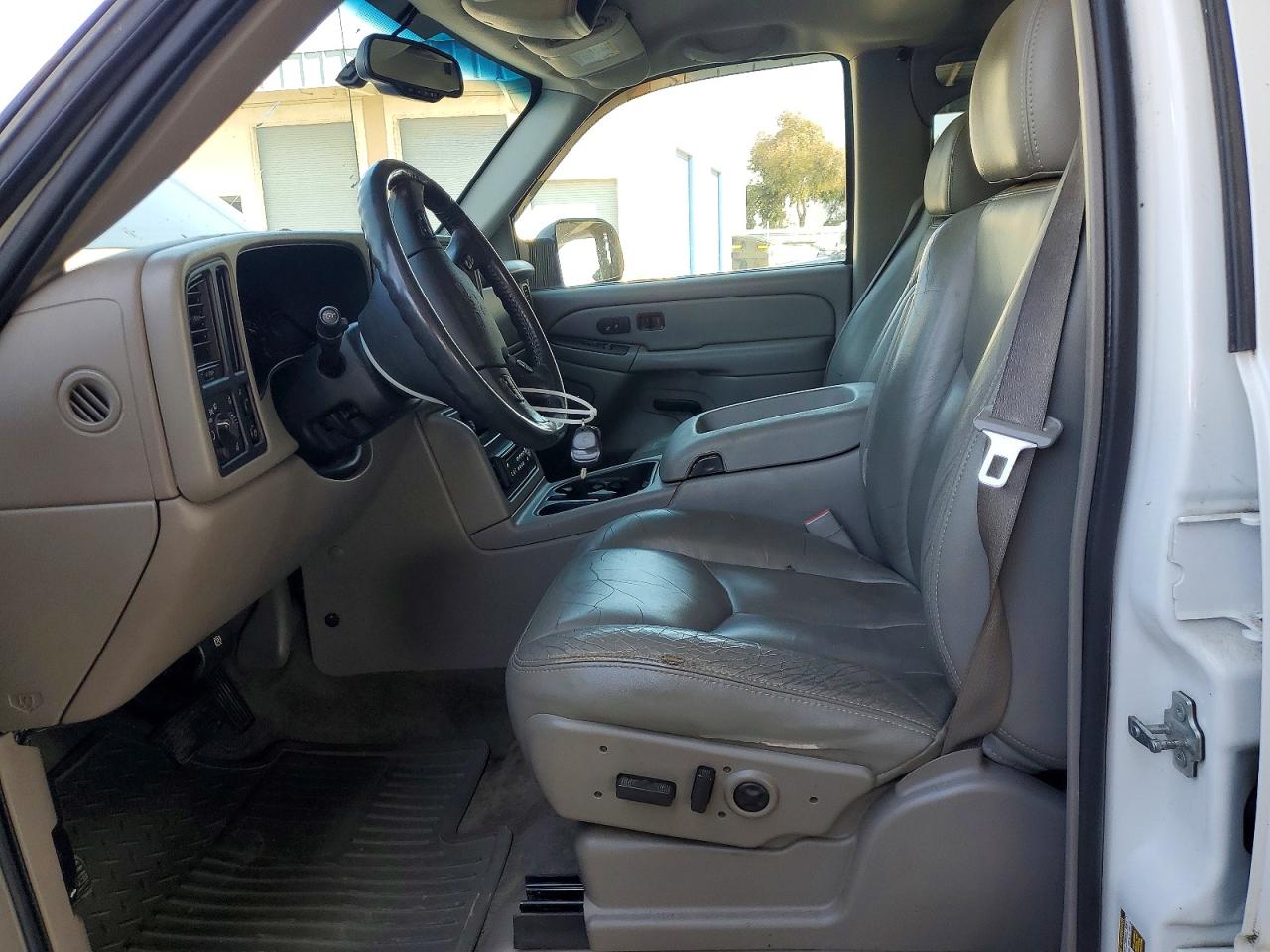 2005 Gmc Sierra C2500 Heavy Duty White vin: 1GTHC23UX5F838609