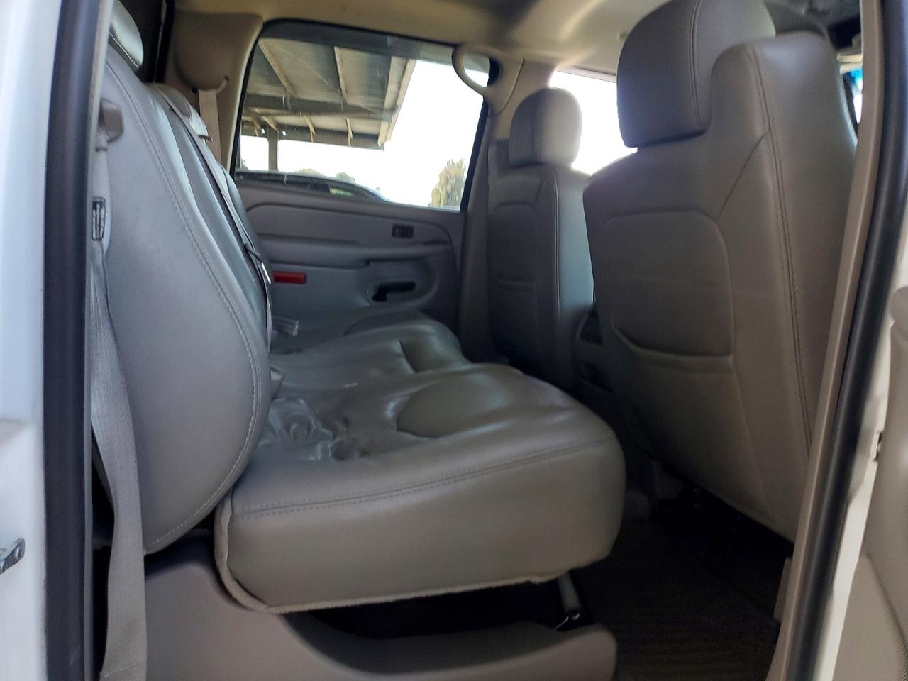 2005 Gmc Sierra C2500 Heavy Duty White vin: 1GTHC23UX5F838609