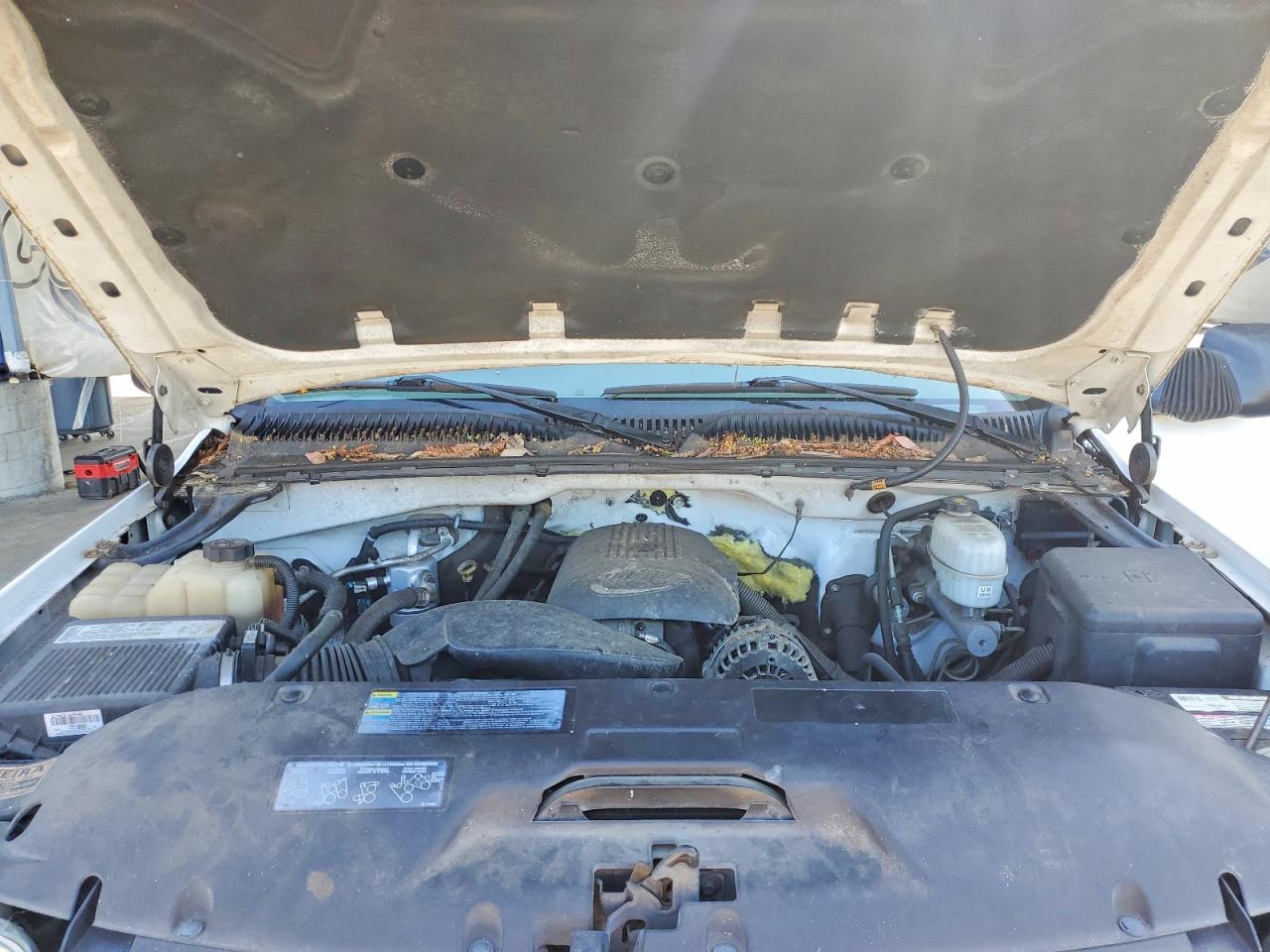 2005 Gmc Sierra C2500 Heavy Duty White vin: 1GTHC23UX5F838609