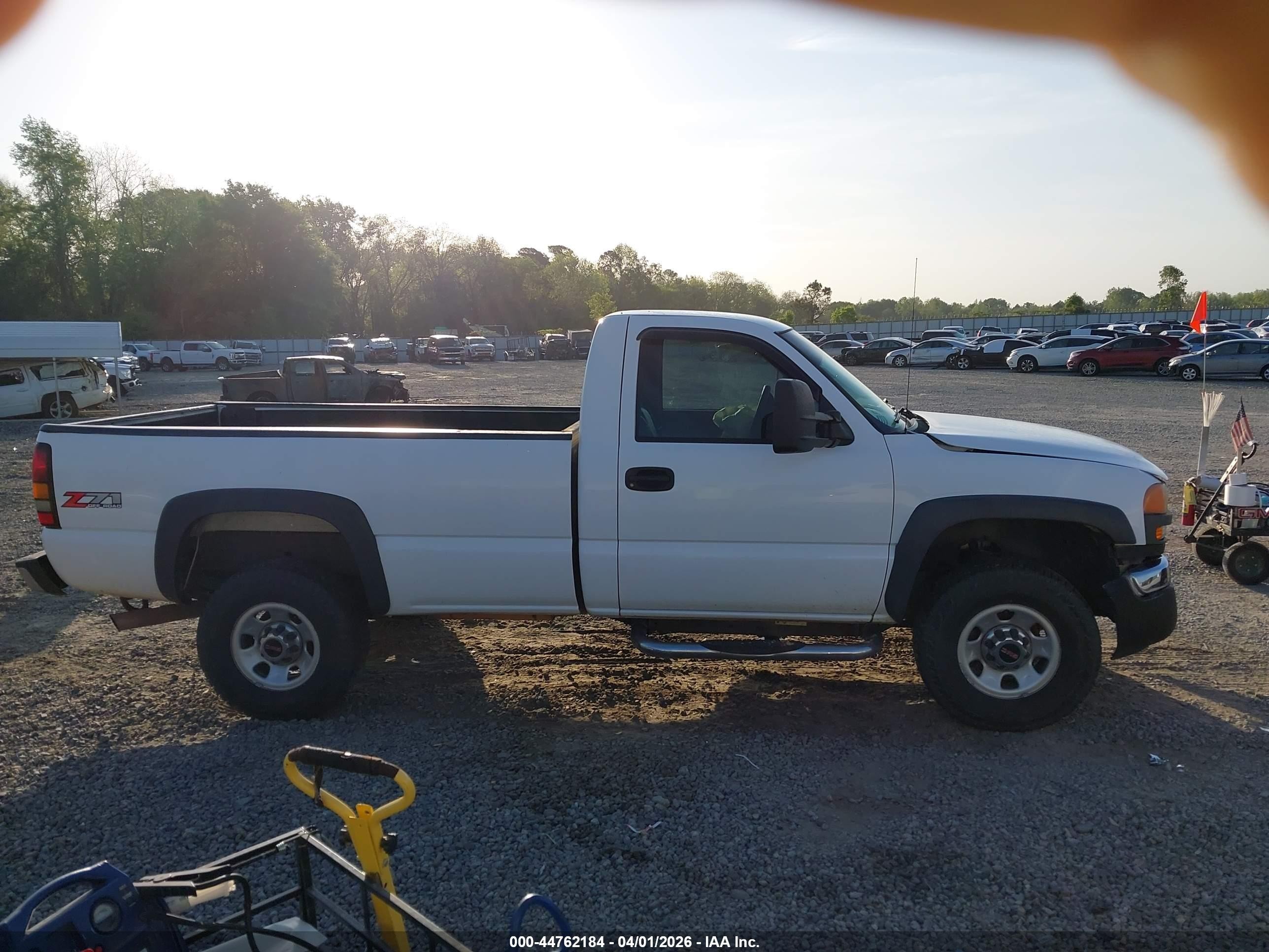 2005 Gmc Sierra 2500hd Work Truck White vin: 1GTHC24UX5E318317