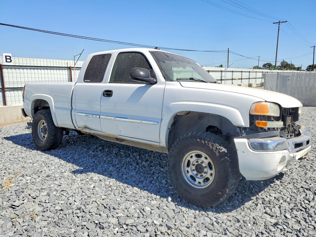 2005 Gmc Sierra White vin: 1GTHC29U15E212069