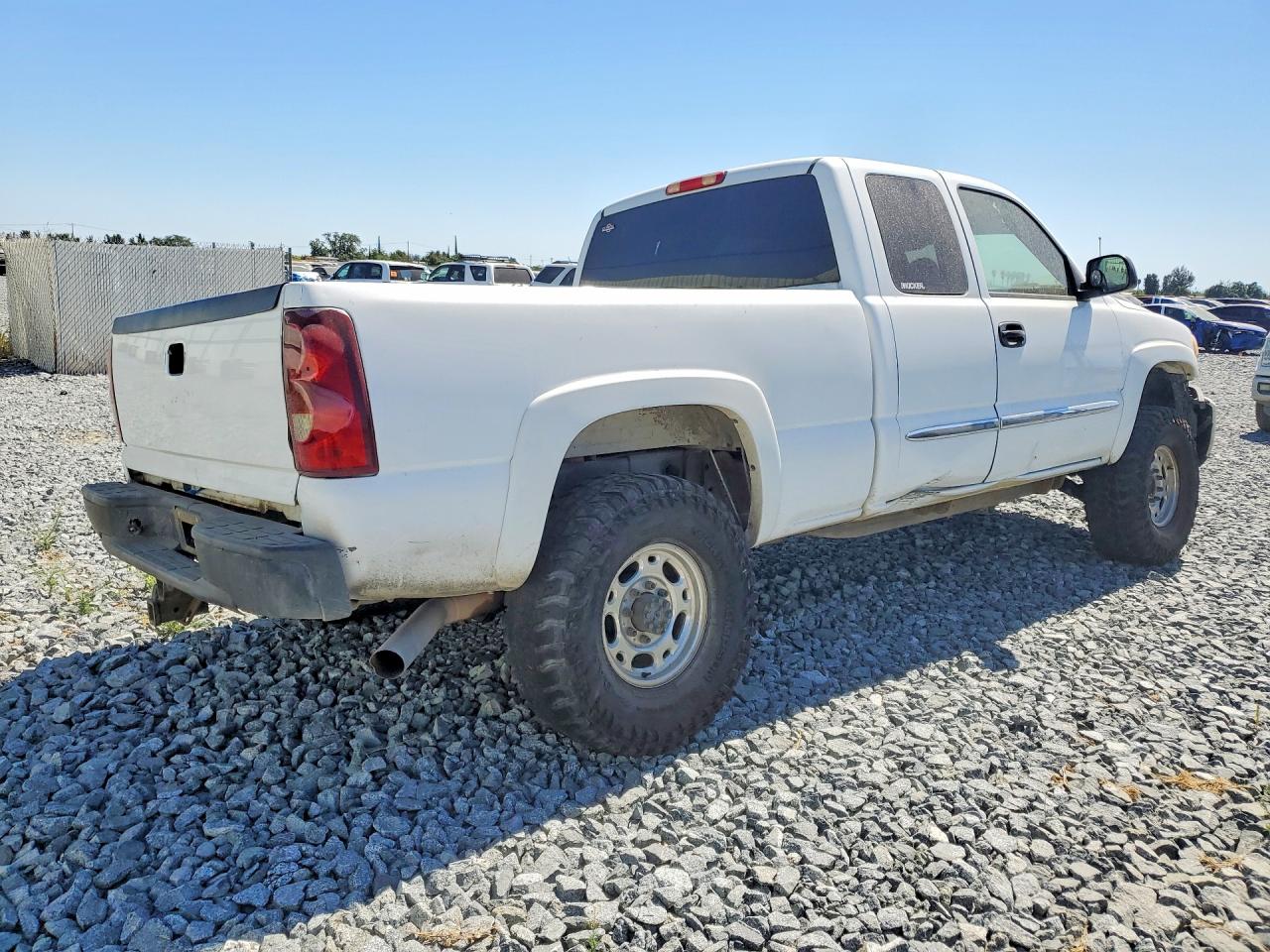 2005 Gmc Sierra White vin: 1GTHC29U15E212069
