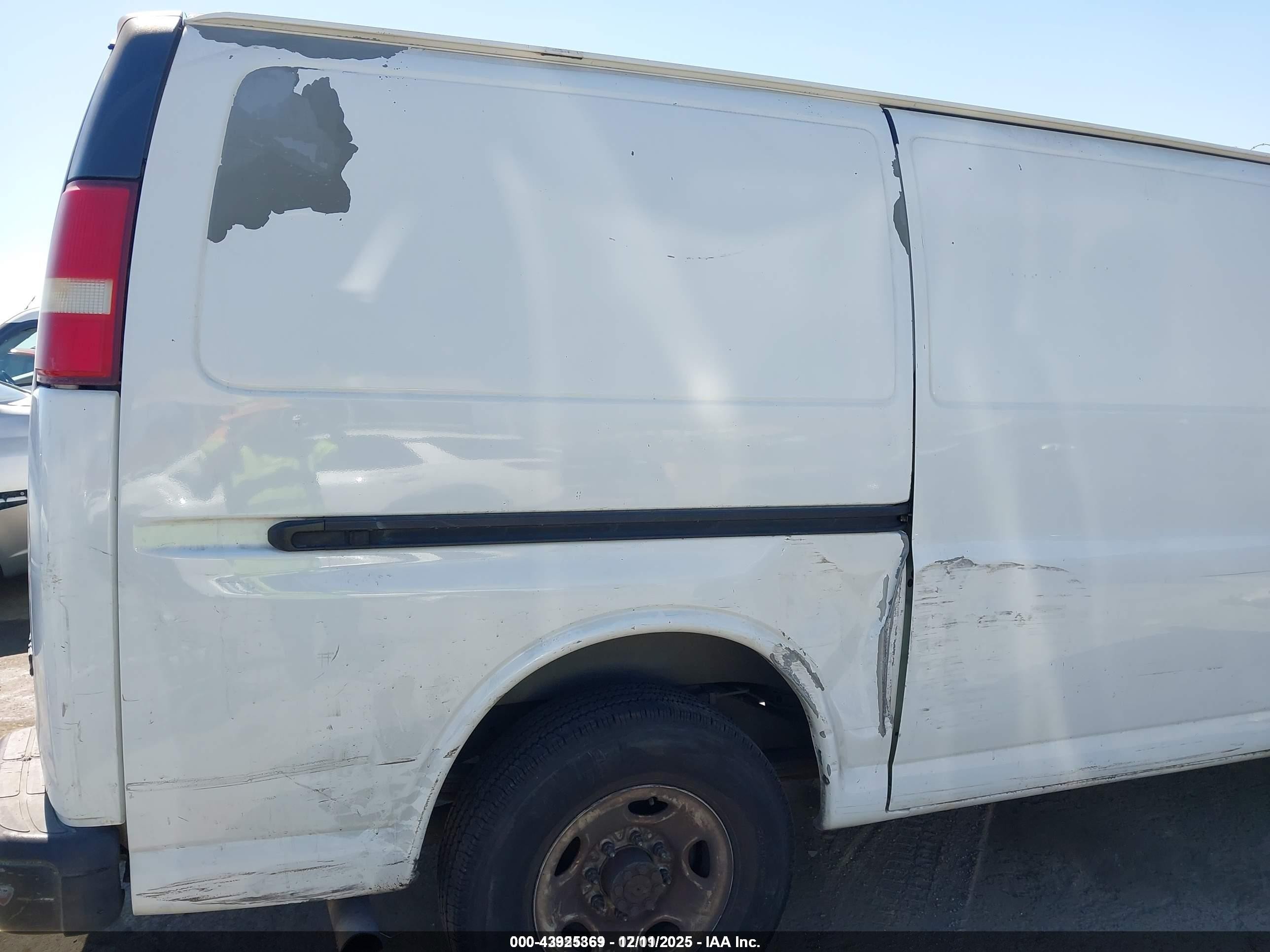 2003 Gmc Savana Standard White vin: 1GTHG35U831133678
