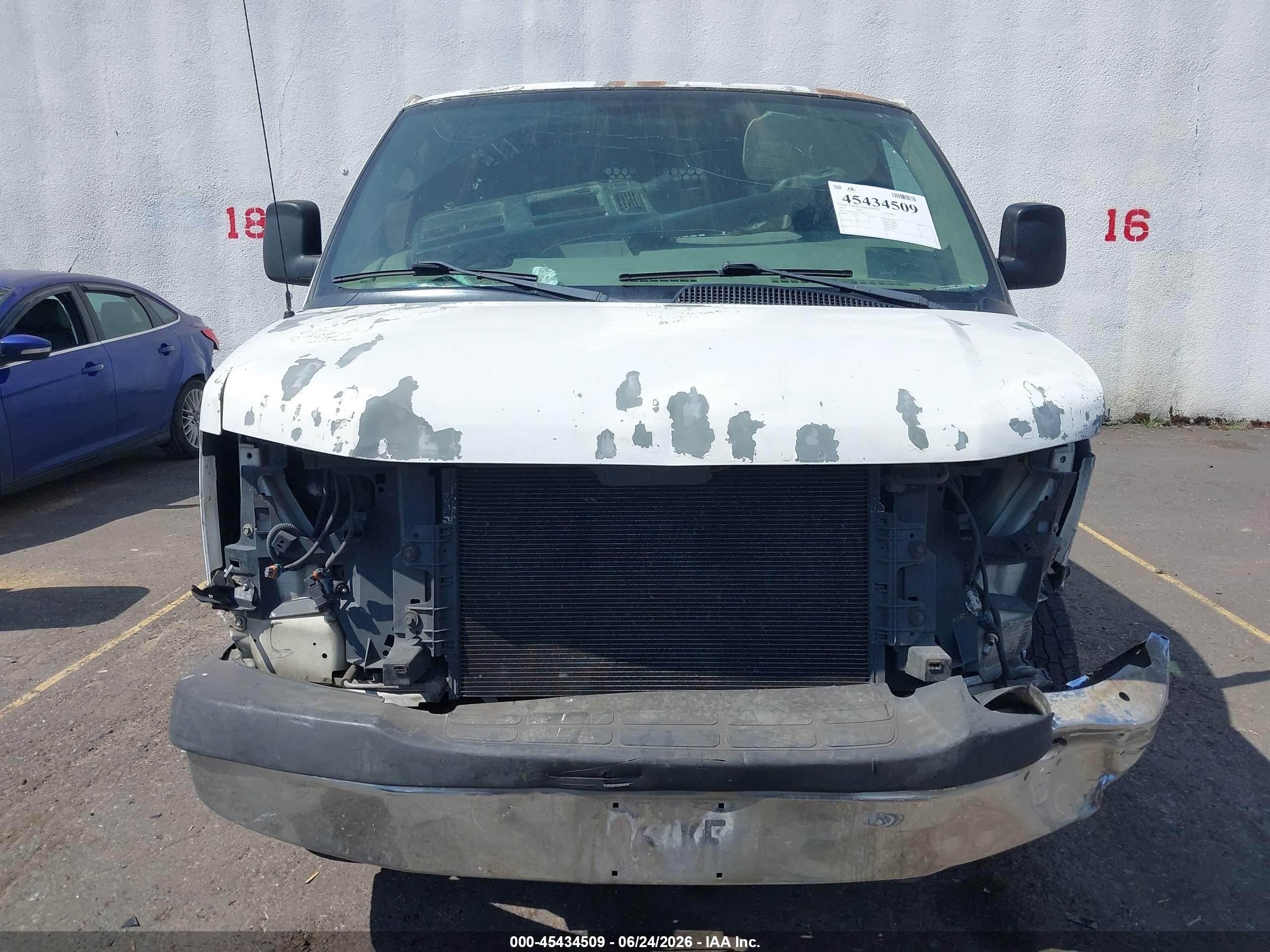 2005 Gmc Savana Standard White vin: 1GTHG35UX51118778