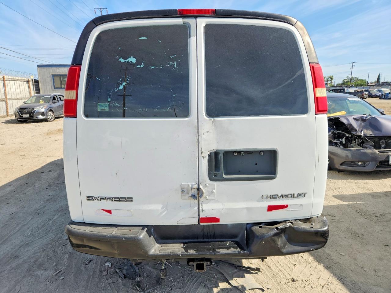 2005 Gmc Savana G3500 White vin: 1GTHG39U451251272