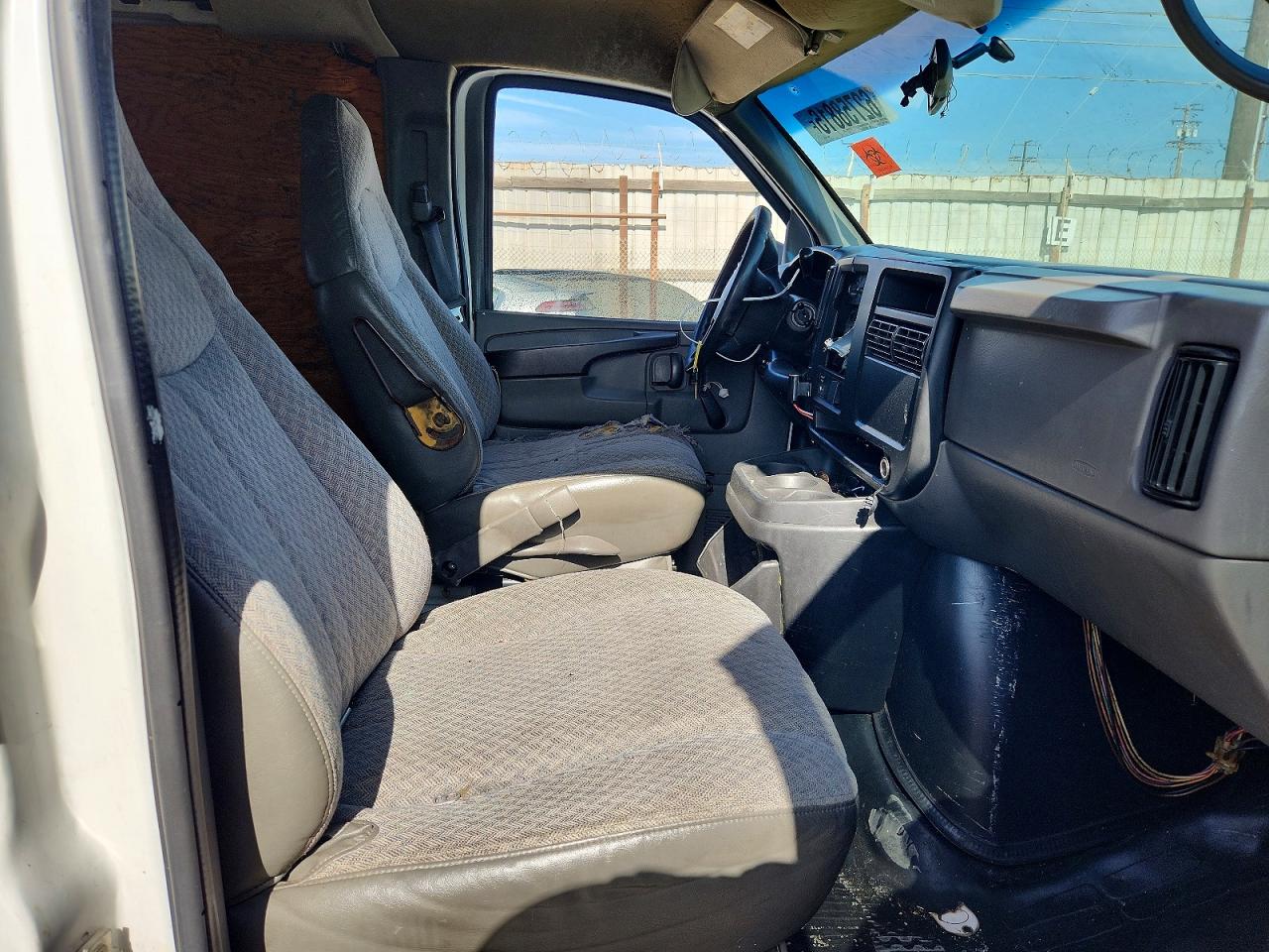 2005 Gmc Savana G3500 White vin: 1GTHG39U451251272